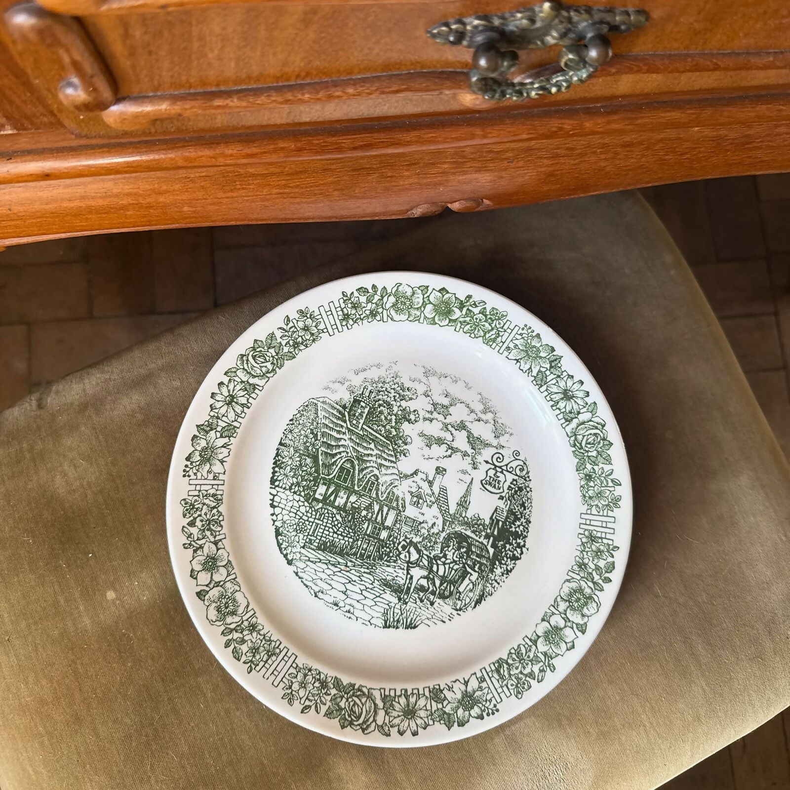 Raro Prato Raso Decorativo com belo floral e Cena Campestre