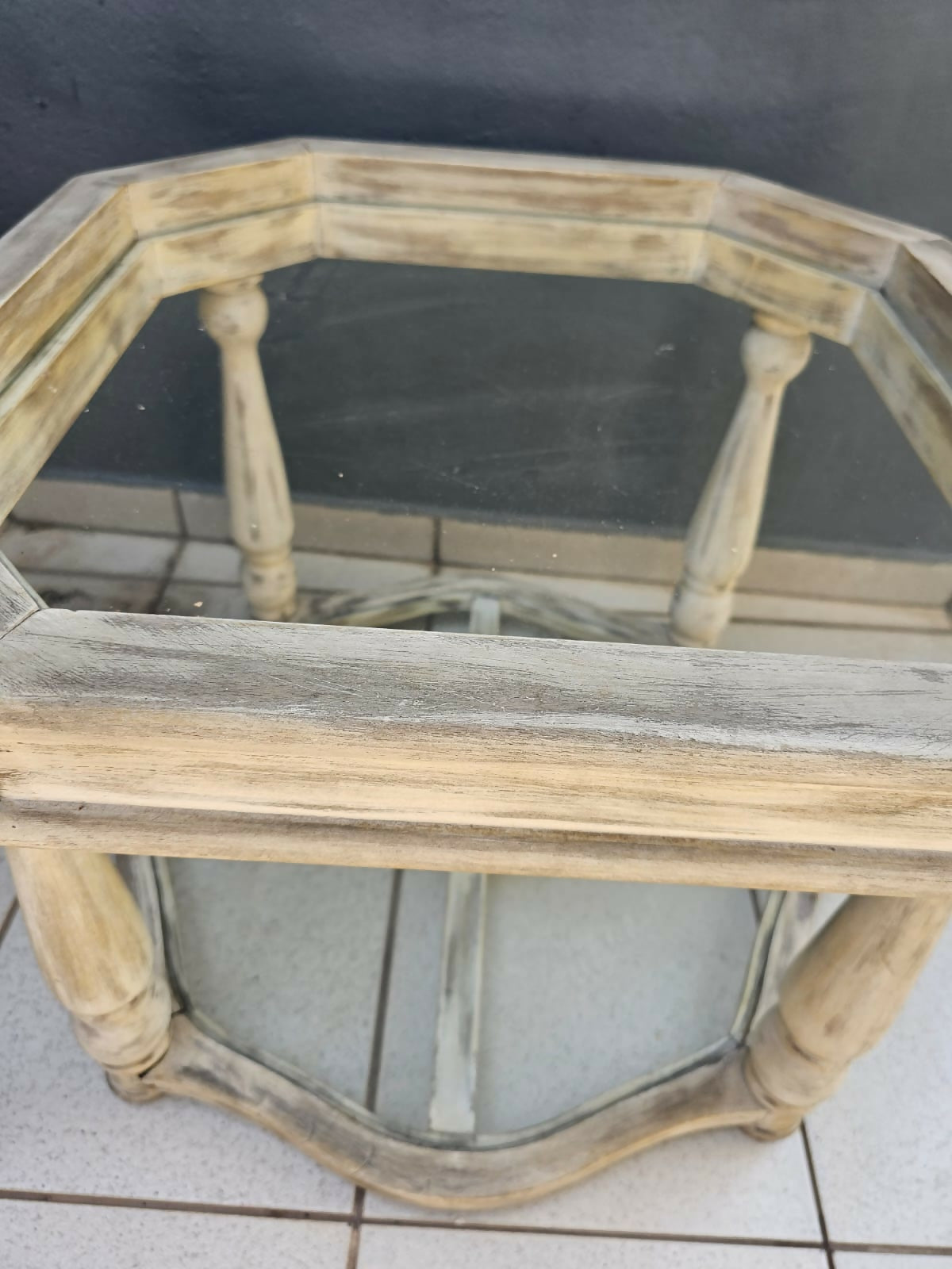 Mesa octogonal em pátina em madeira macica e vidro bisotê