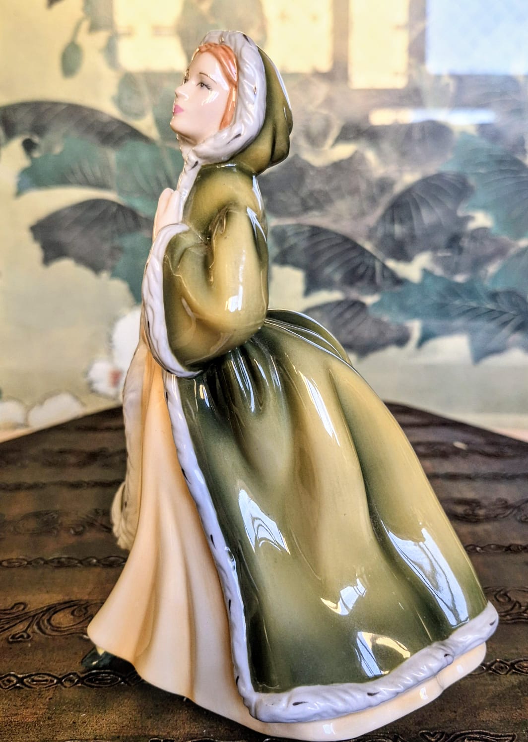 Estatueta maravilhosa em porcelana Fine Bone China inglesa Royal Doulton chamada "Emma" (HN4840) da linda coleção Pretty Ladies de 2005.