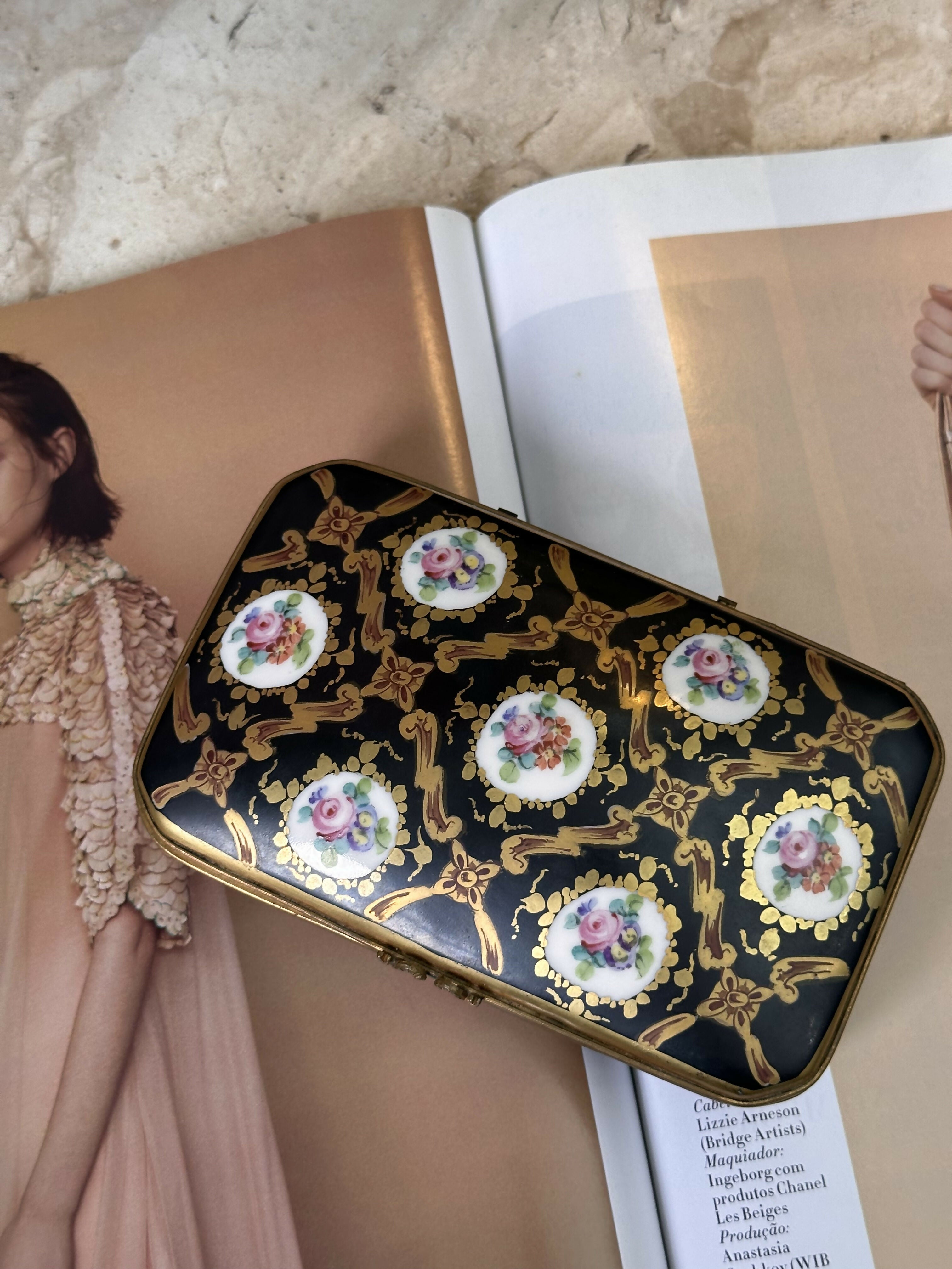 Espetáculo e maravilhosa antiga caixa porta-joias de porcelana francesa toda pintada à mão com flores delicadas