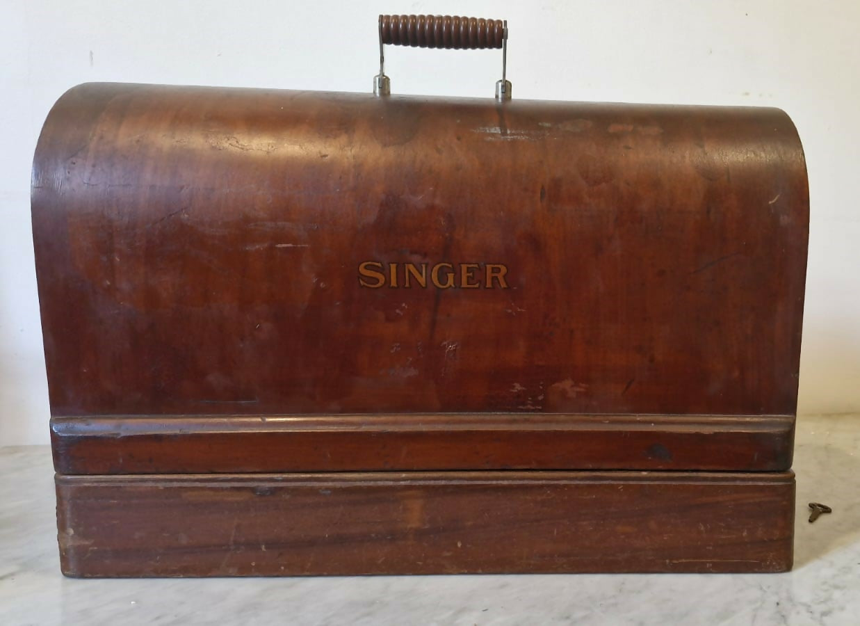 Raríssima máquina Singer com caixa de madeira original e funcionando - Sec. XIX