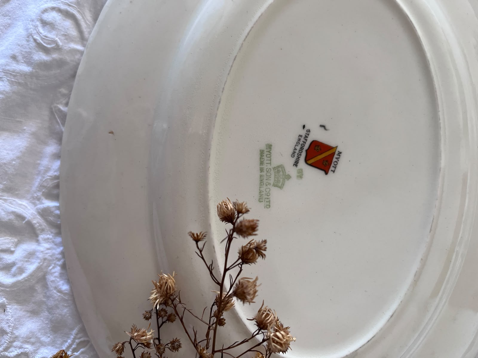 Travessa Oval Inglesa Myott – Relíquia Europeia com decoração floral rosa 