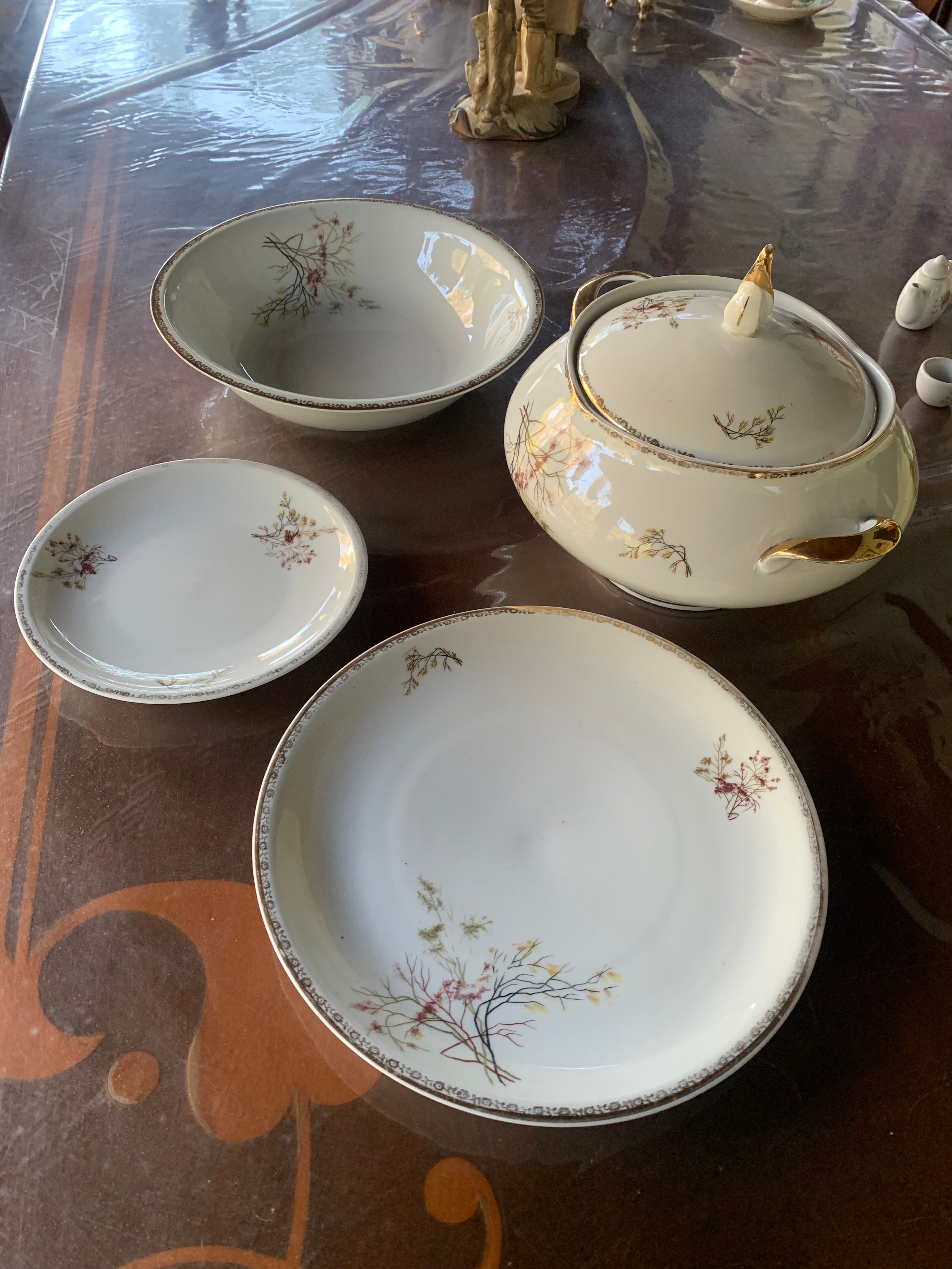 Raro conjunto em porcelana Real sopeira e travessas com detalhes dourados e motivos florais 
