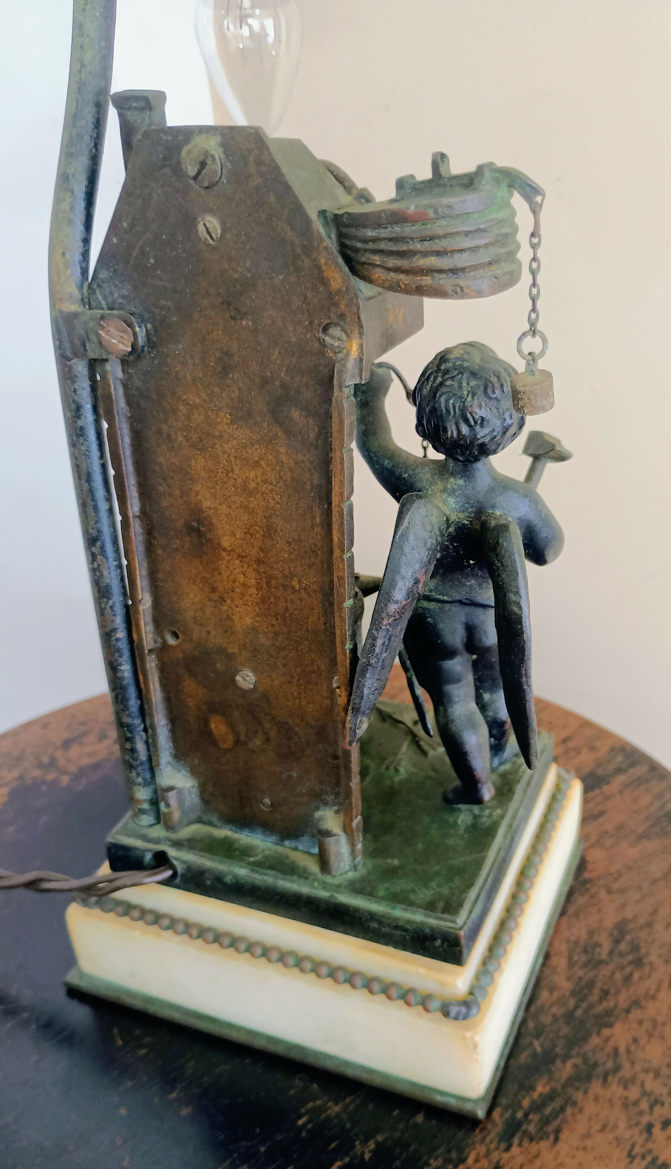 Luminária Antiga Art Déco com Putto (anjo) Ferreiro – Europa c. 1930 | 28 cm