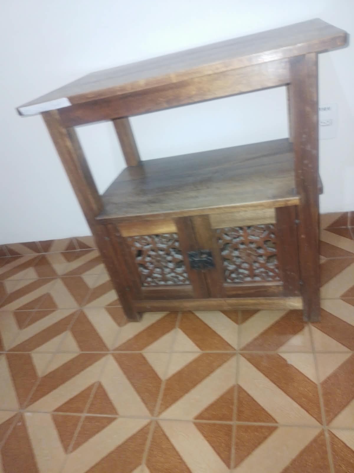Jogo de quarto: Cama King, 2 mesinhas de cabeceira, um aparador e um espelho.Tudo antigo,entalhado à mão e em perfeito estado!