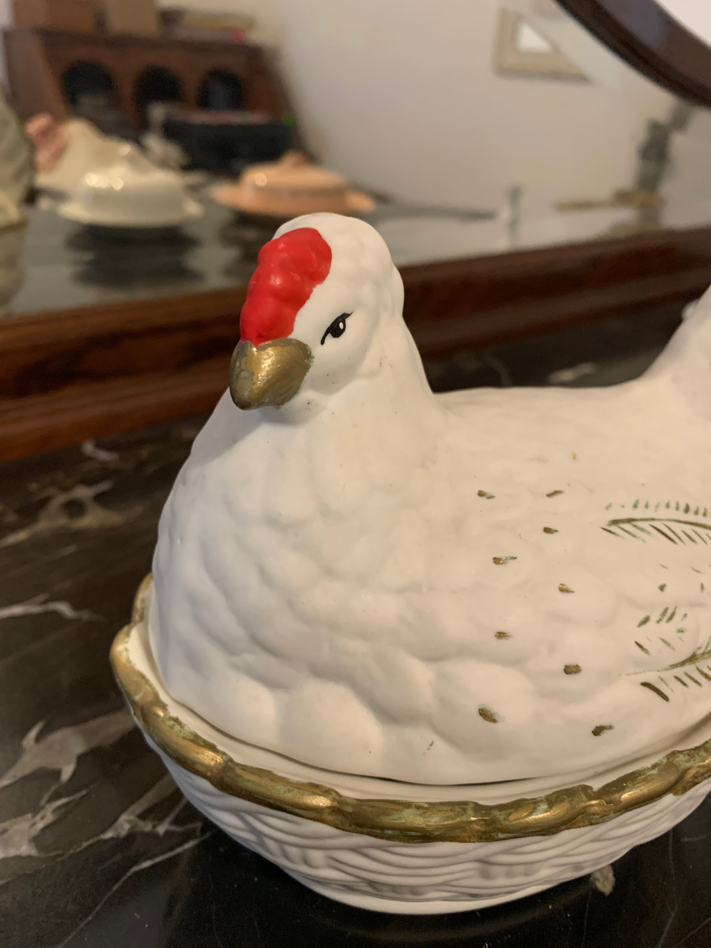 Antiga e linda galinha em porcelana. Raridade!