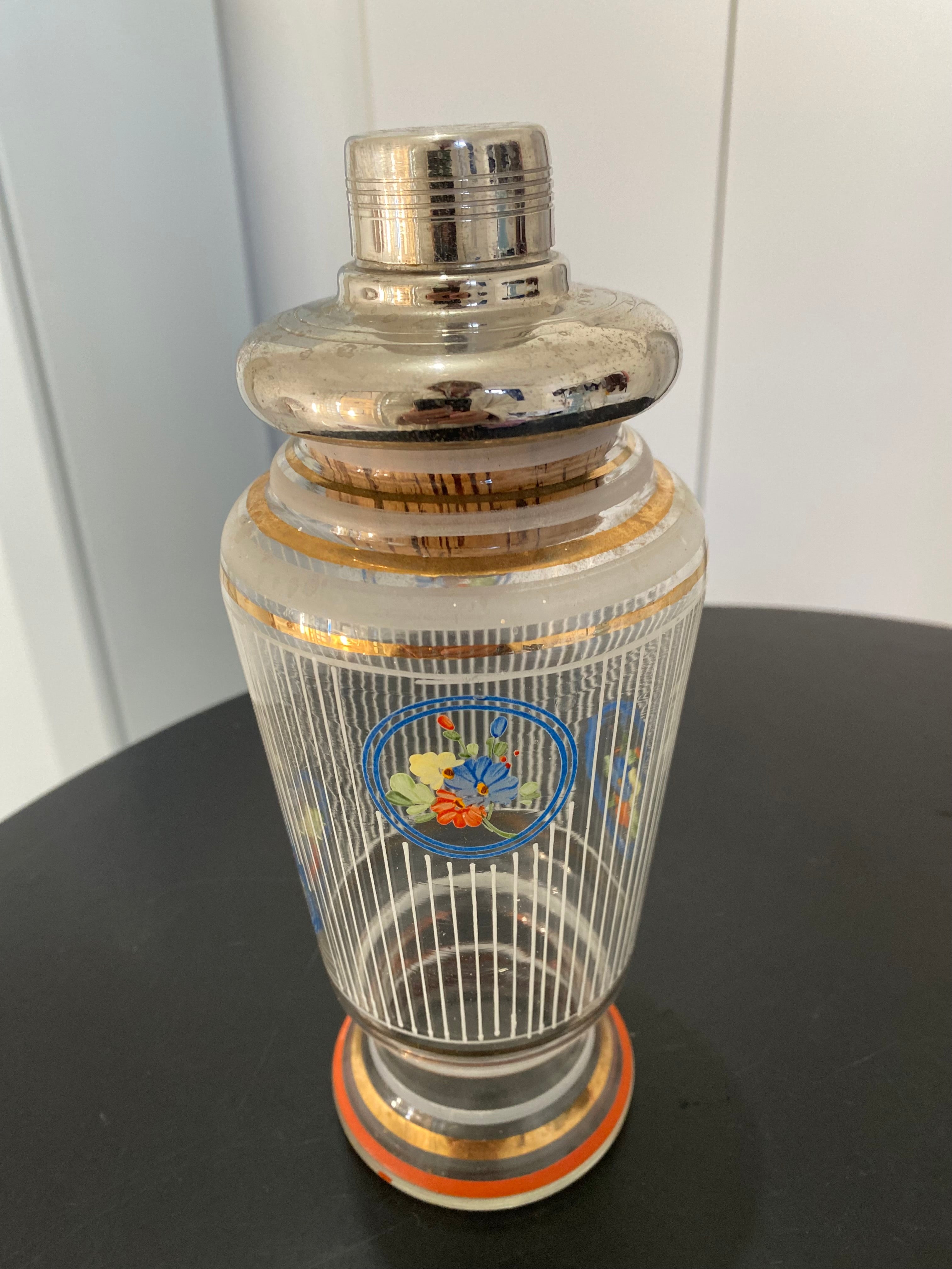 Coqueteleira Antiga em vidro com delicada pintura floral e tampo em metal 