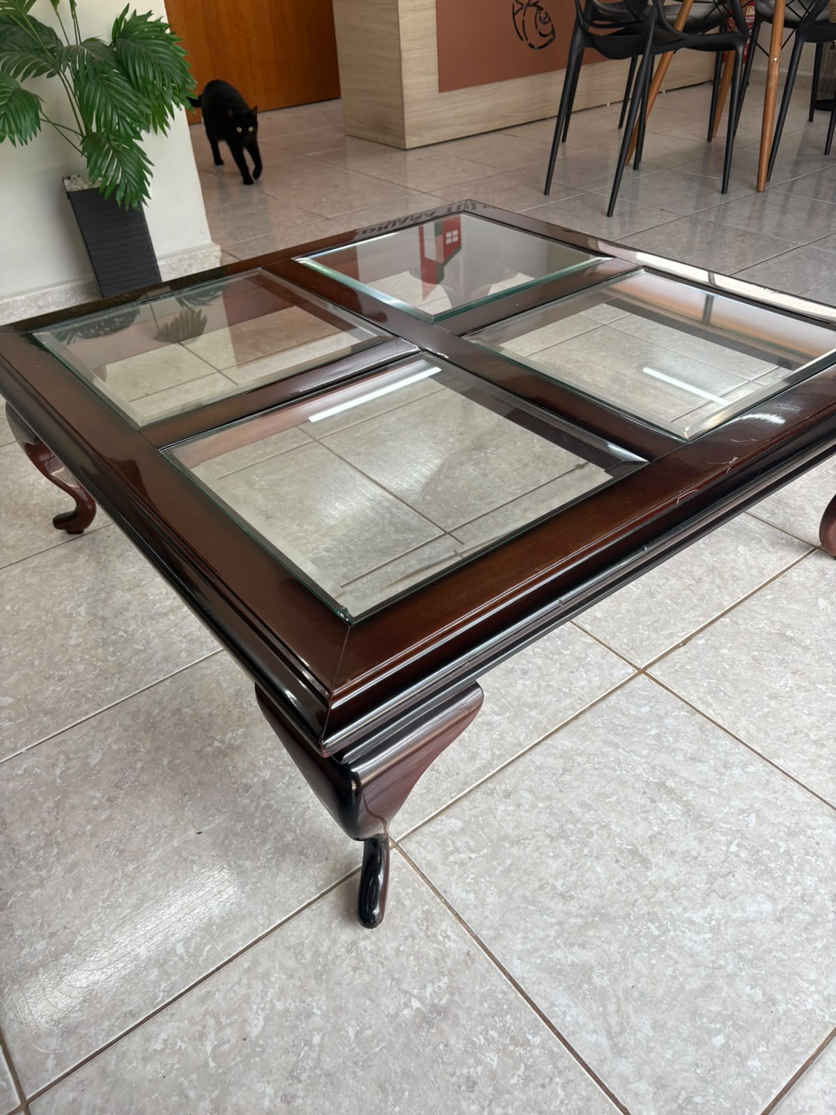 MESA DE CENTRO CLÁSSICA QUADRADA EM MOGNO MACIÇO E VIDRO 