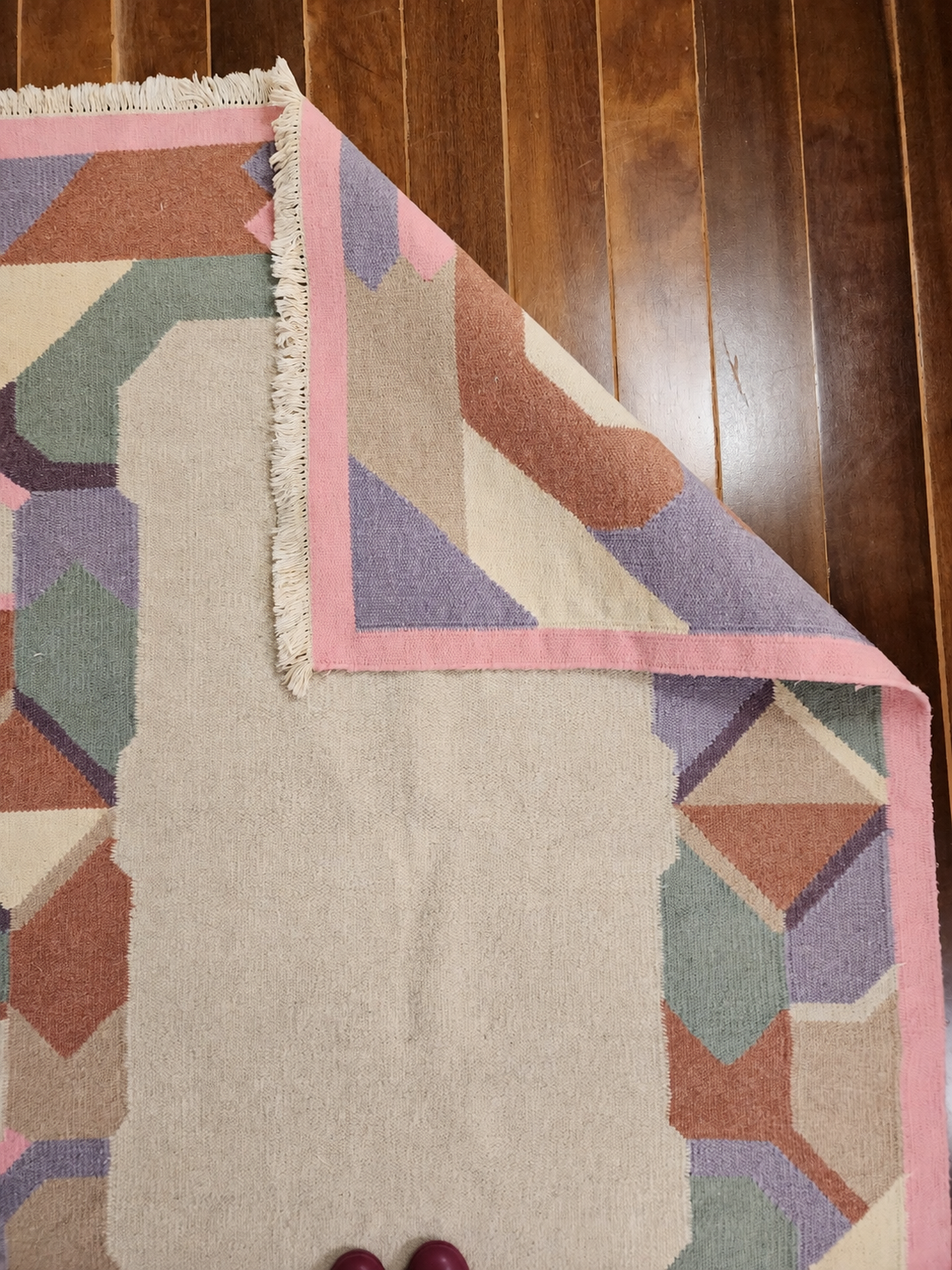 Tapete Kilim em tons pastéis de rosa, lilás, verde e marrom 