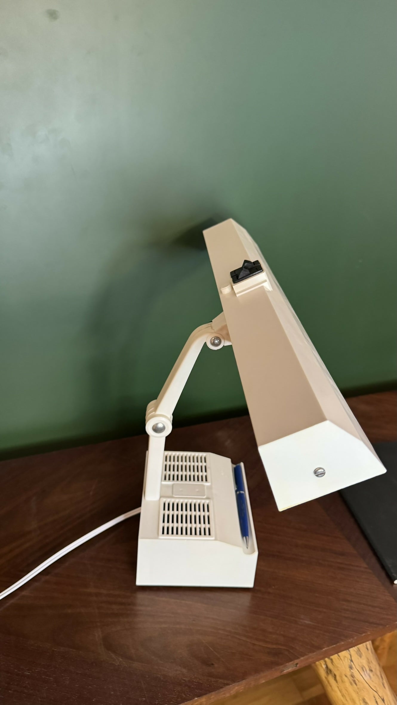 Luminária de Mesa Illutec ORIGINAL Anos 80 | Design Funcional Brasileiro (Branco Restaurado)