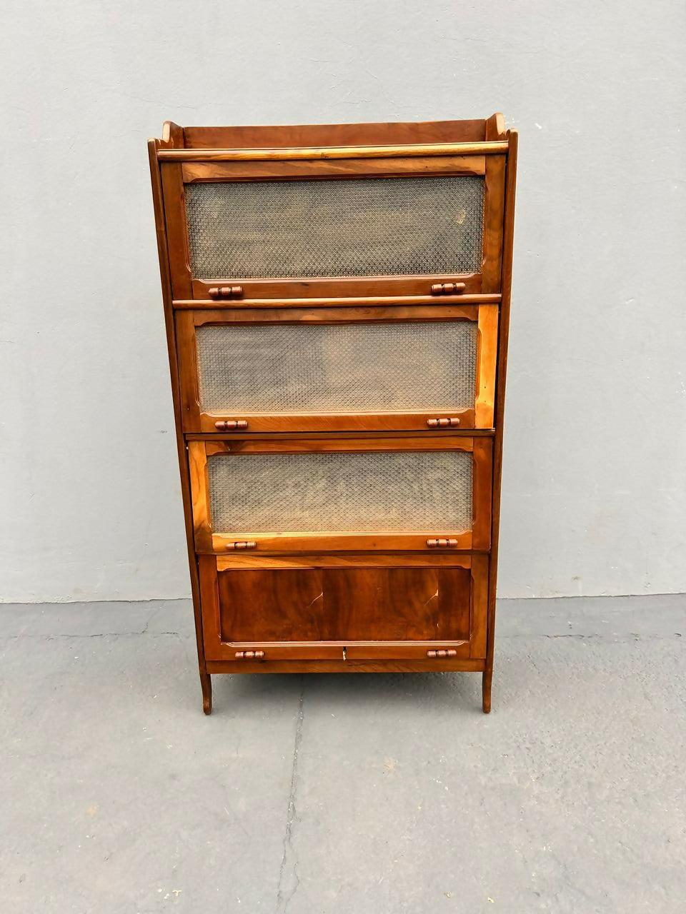 Livreiro Basculante em Madeira e vidro texturizado (restaurado)