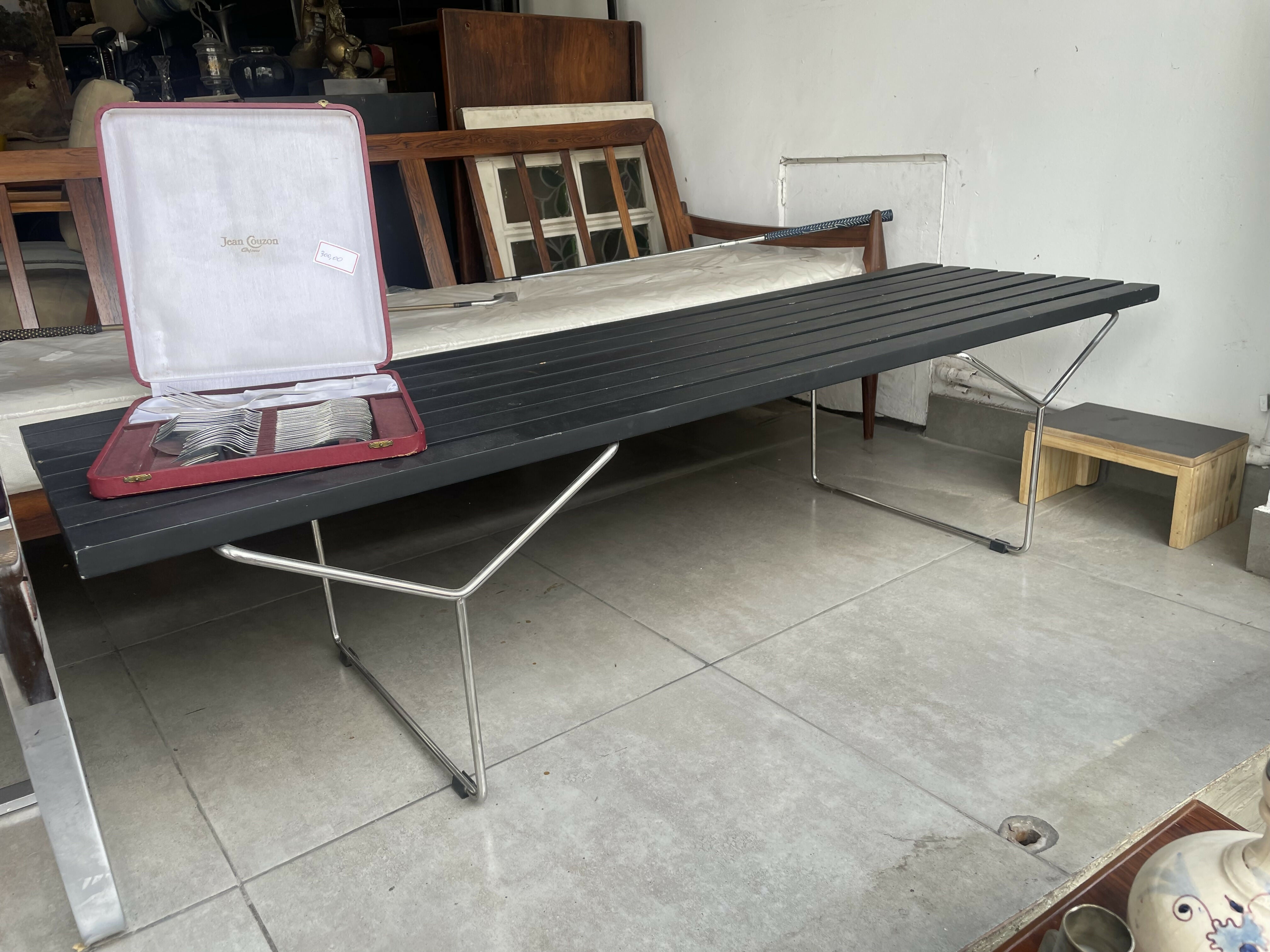 Banco Bertoia em Madeira Ripada pintada em preto