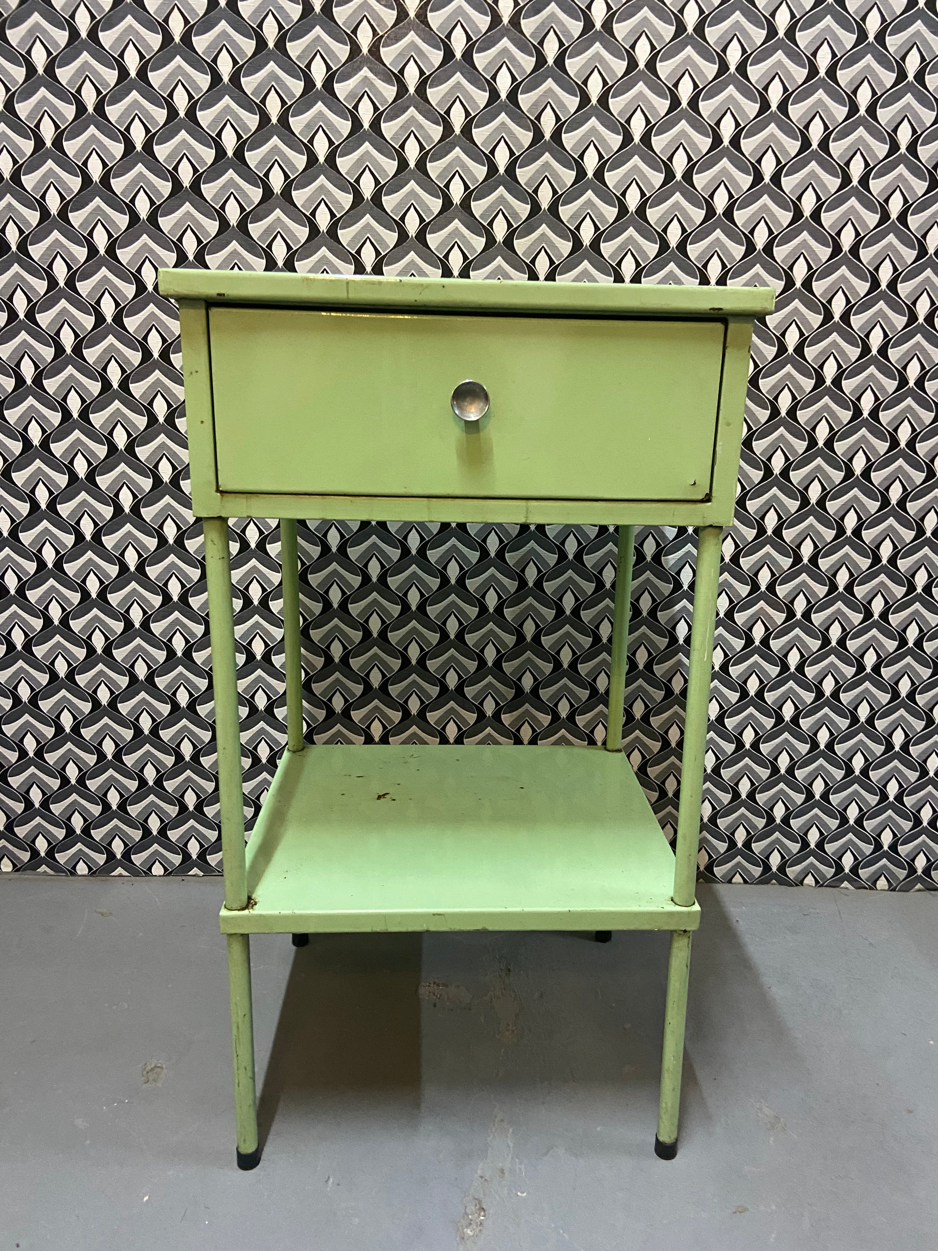 Mesa de cabeceira industrial em ferro verde 
