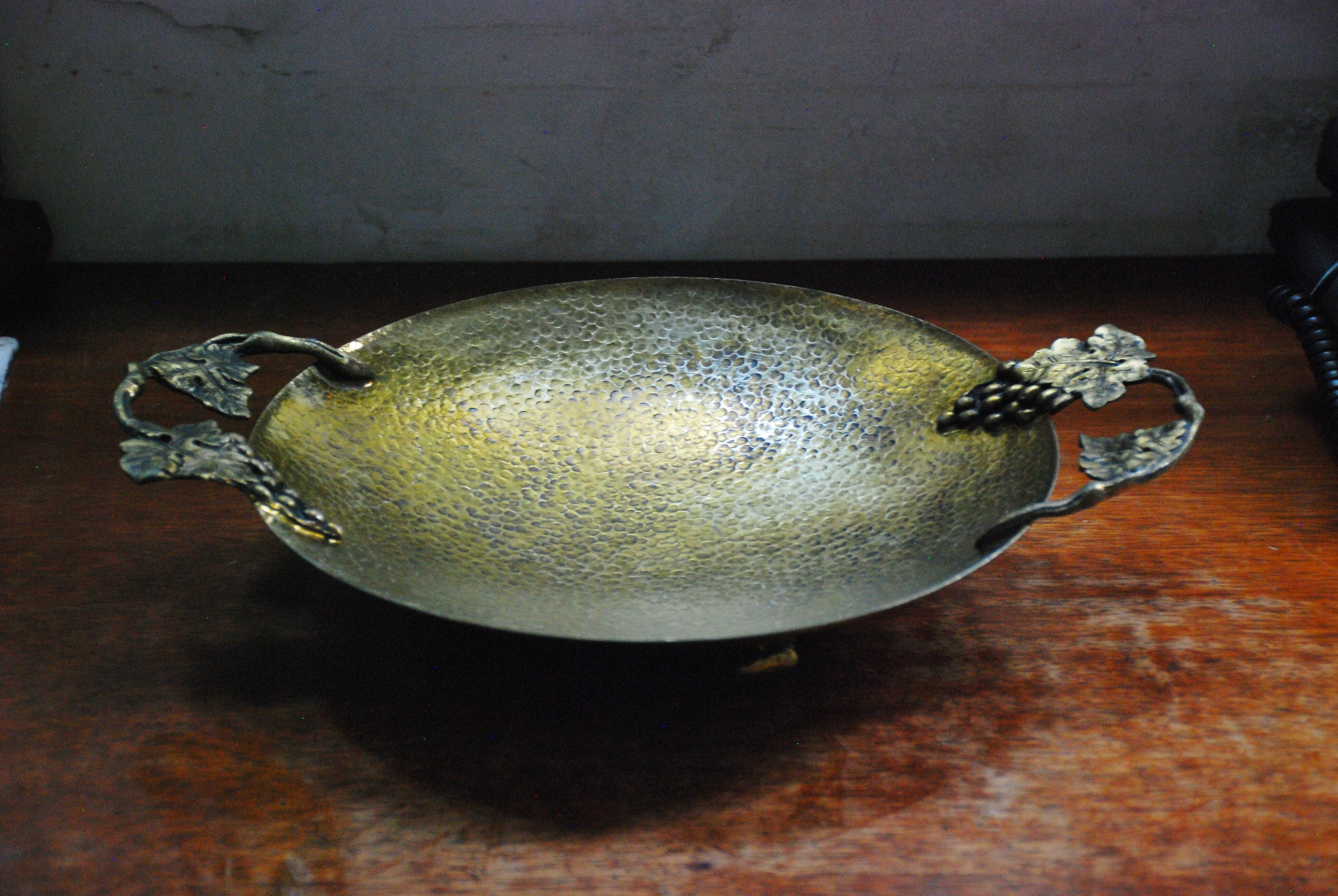 centro mesa metal batido anos 60 ,cabo bronze cacho de uva 26 cm diametro