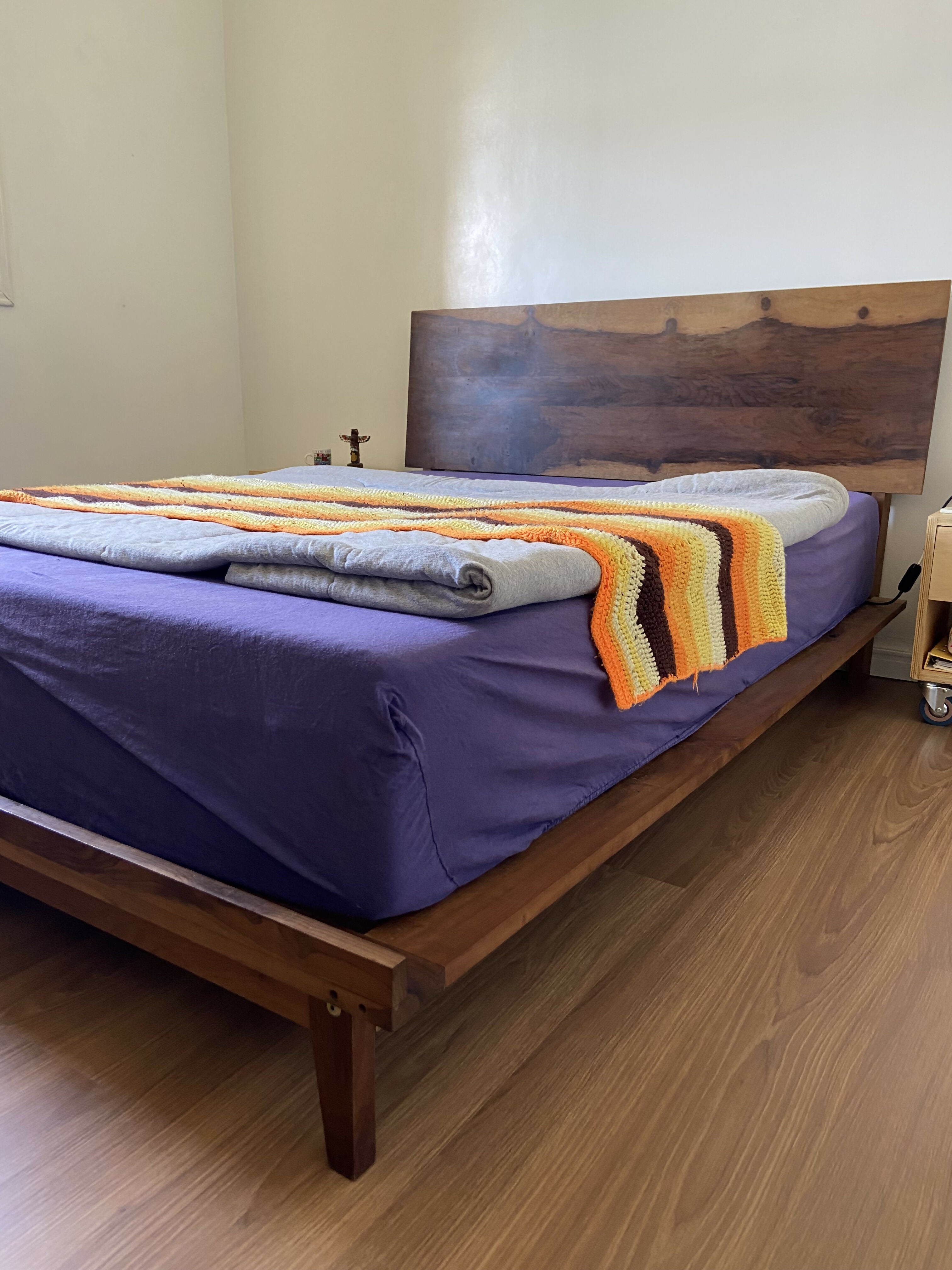 Cama de Casal Minimalista Luxo - Design Asiático em Peroba Rosa e Acácia