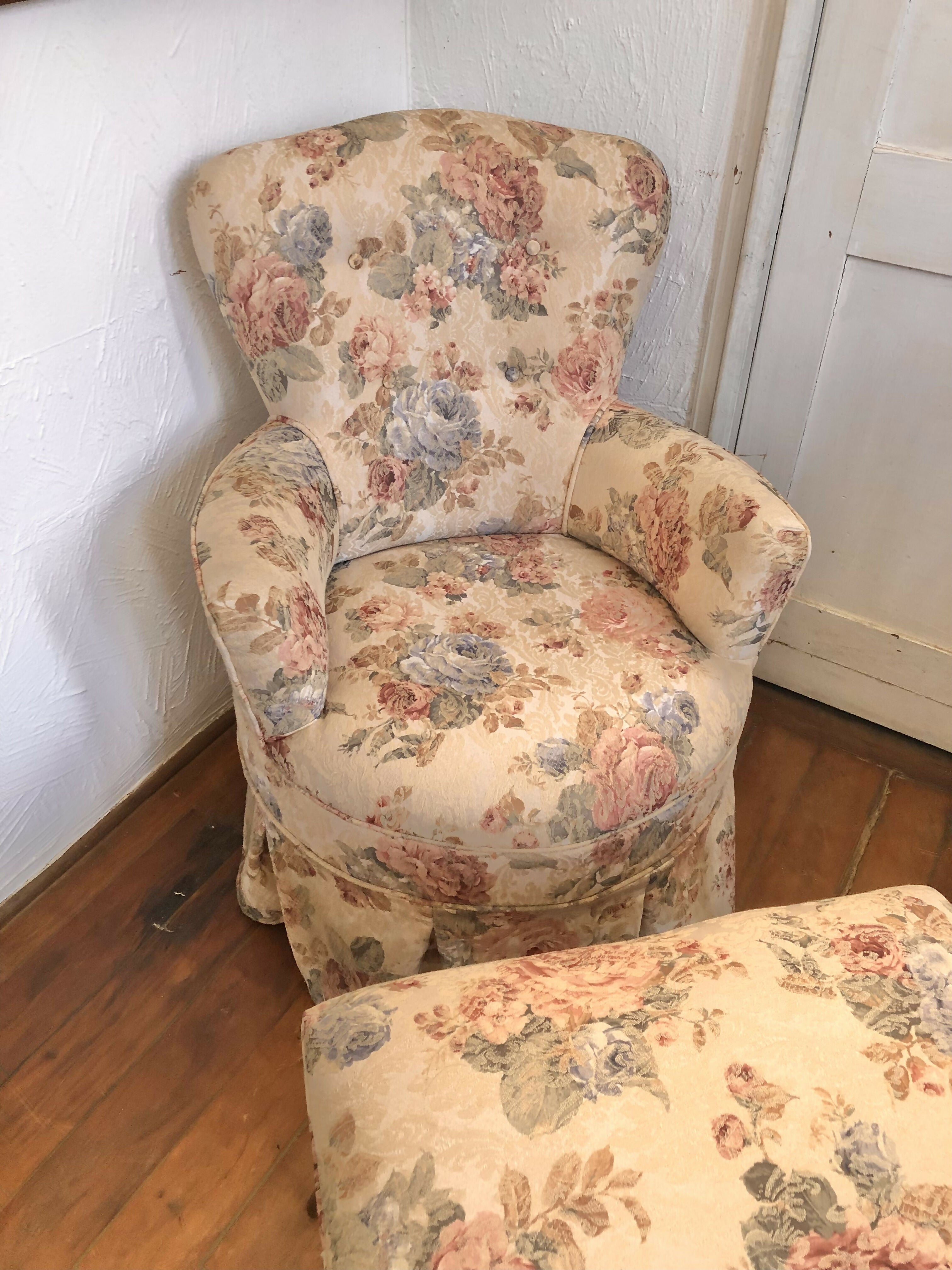 Poltrona Berger e banqueta floridas