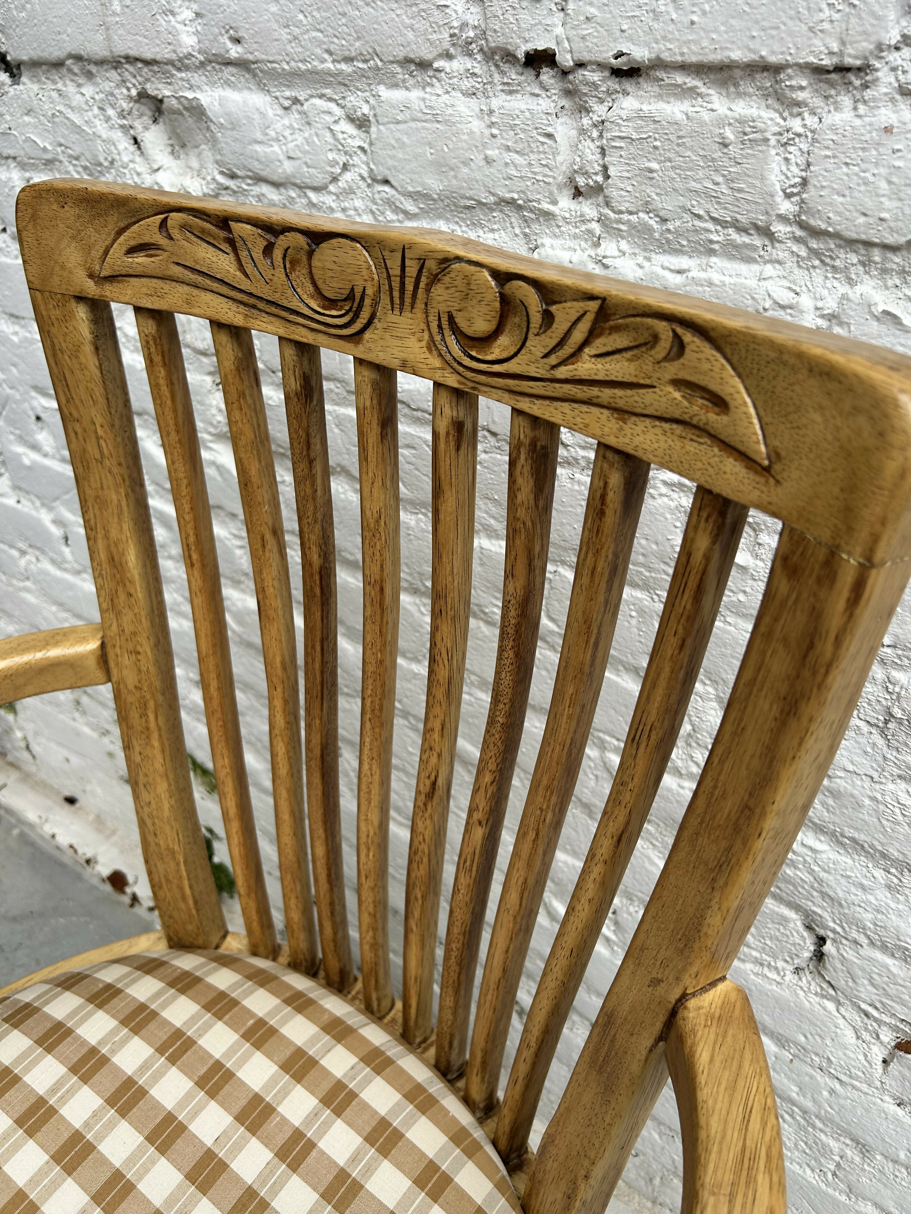 Antiga Cadeira com braço restaurada em madeira e tecido xadrez Donatelli