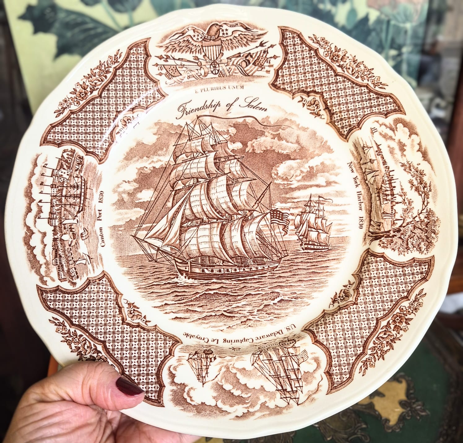 Prato decorativo em faiança vintage inglesa, anos 60, Alfred Meakin, linha "Fair Winds", modelo "The Friendship of Salem".