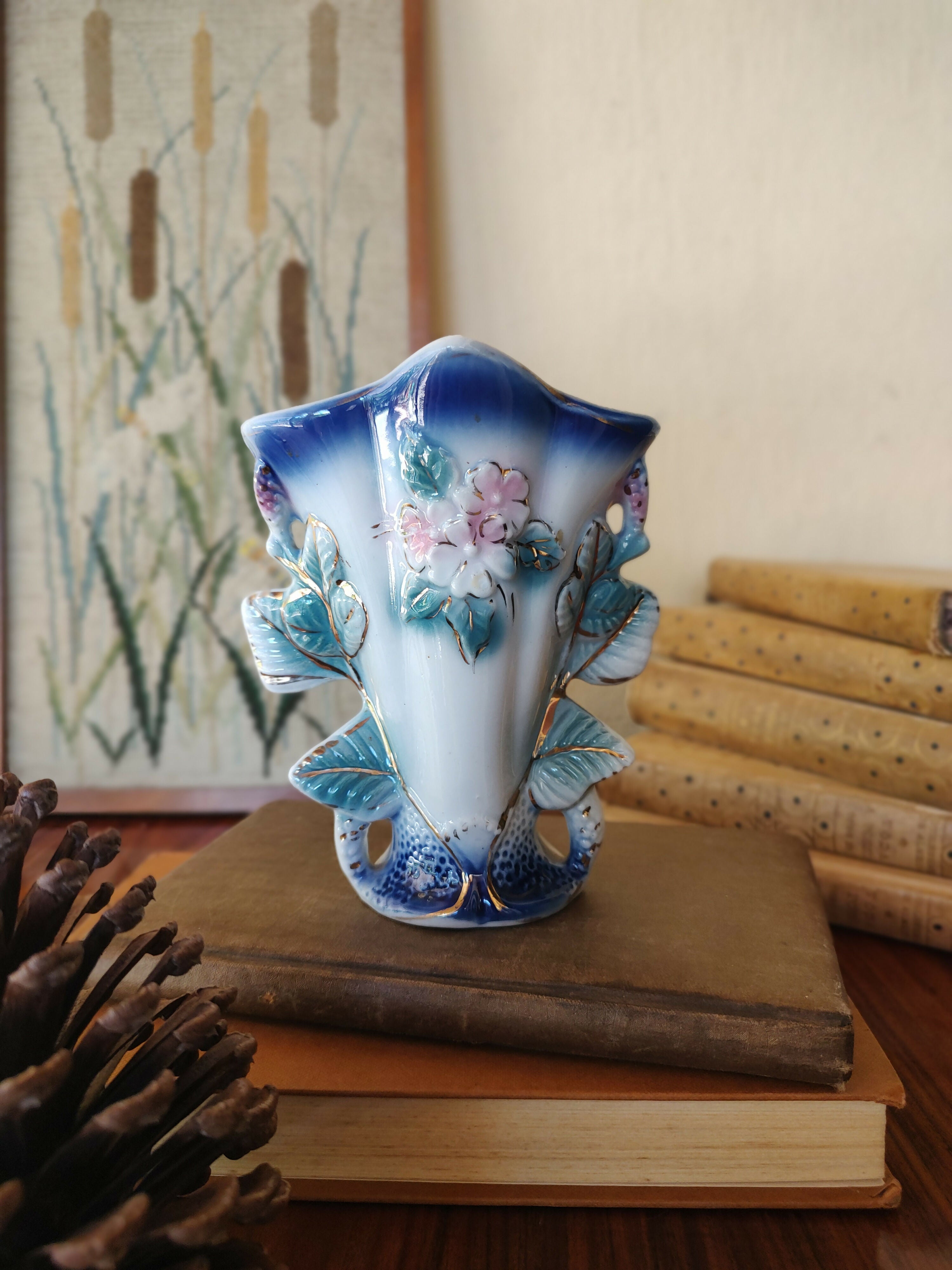 Antiga floreira / vaso em porcelana com detalhes dourados