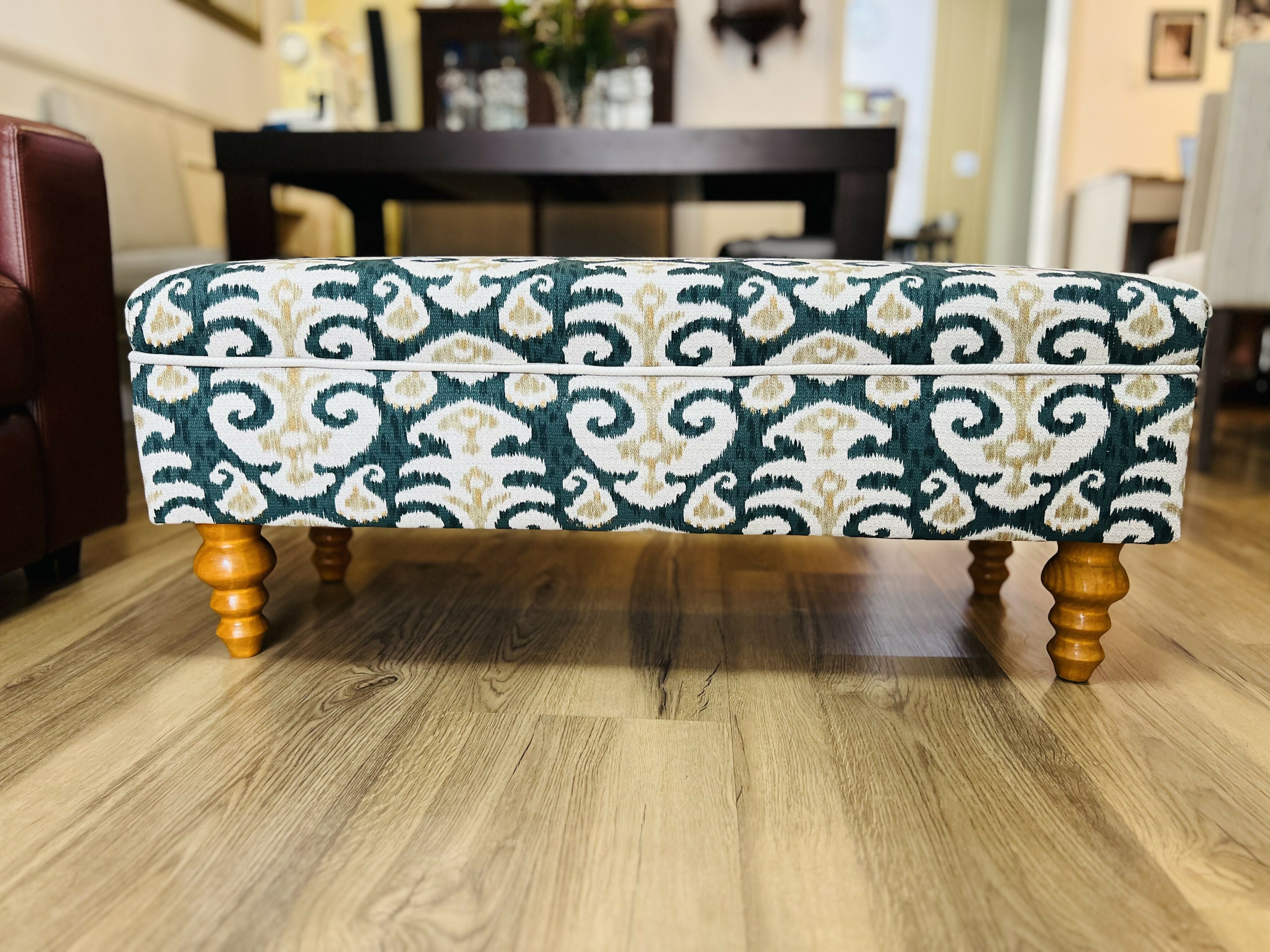 Pufe / banco com pés torneadose e estampa Ikat