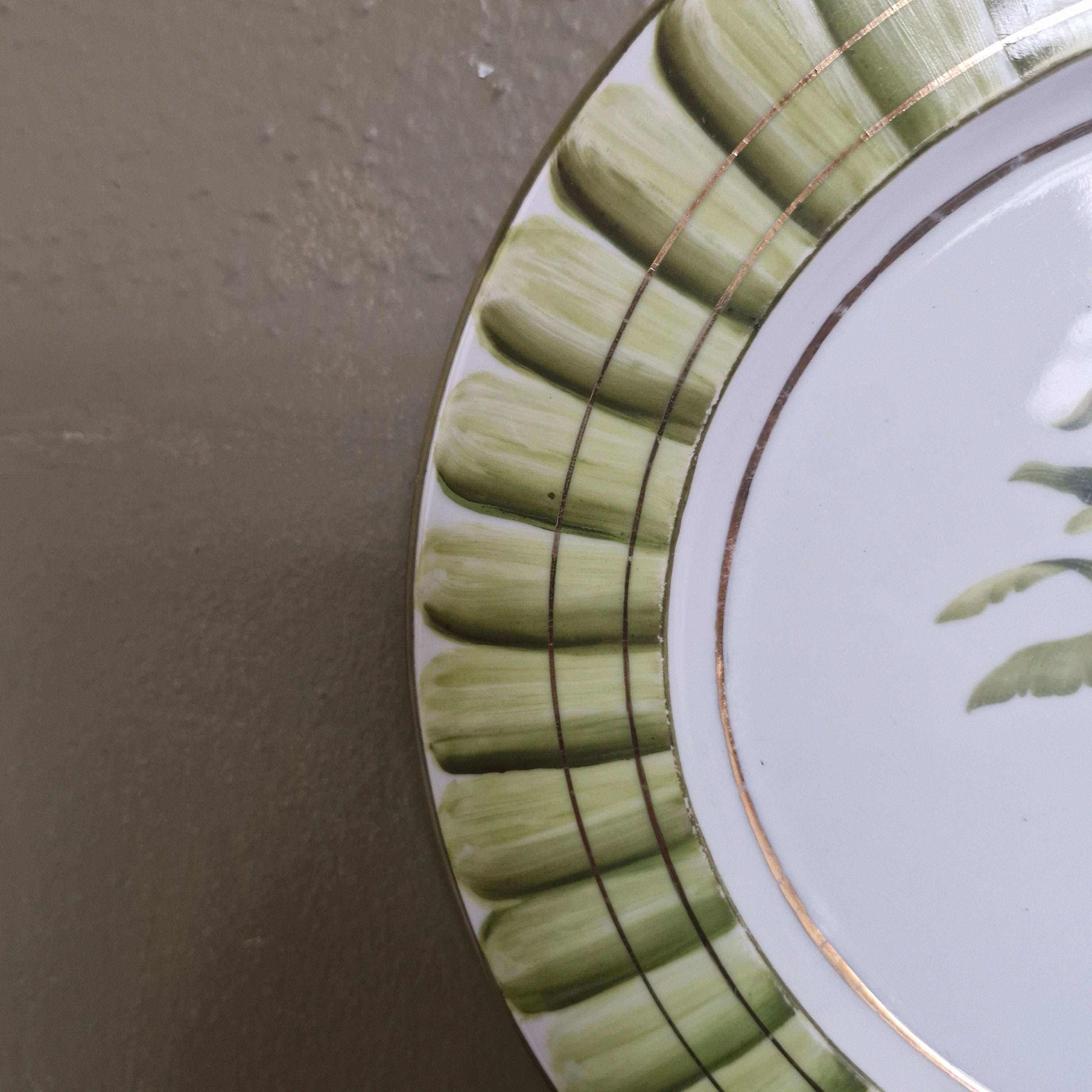 Prato Porcelana Decorativo com pintura de Planta 