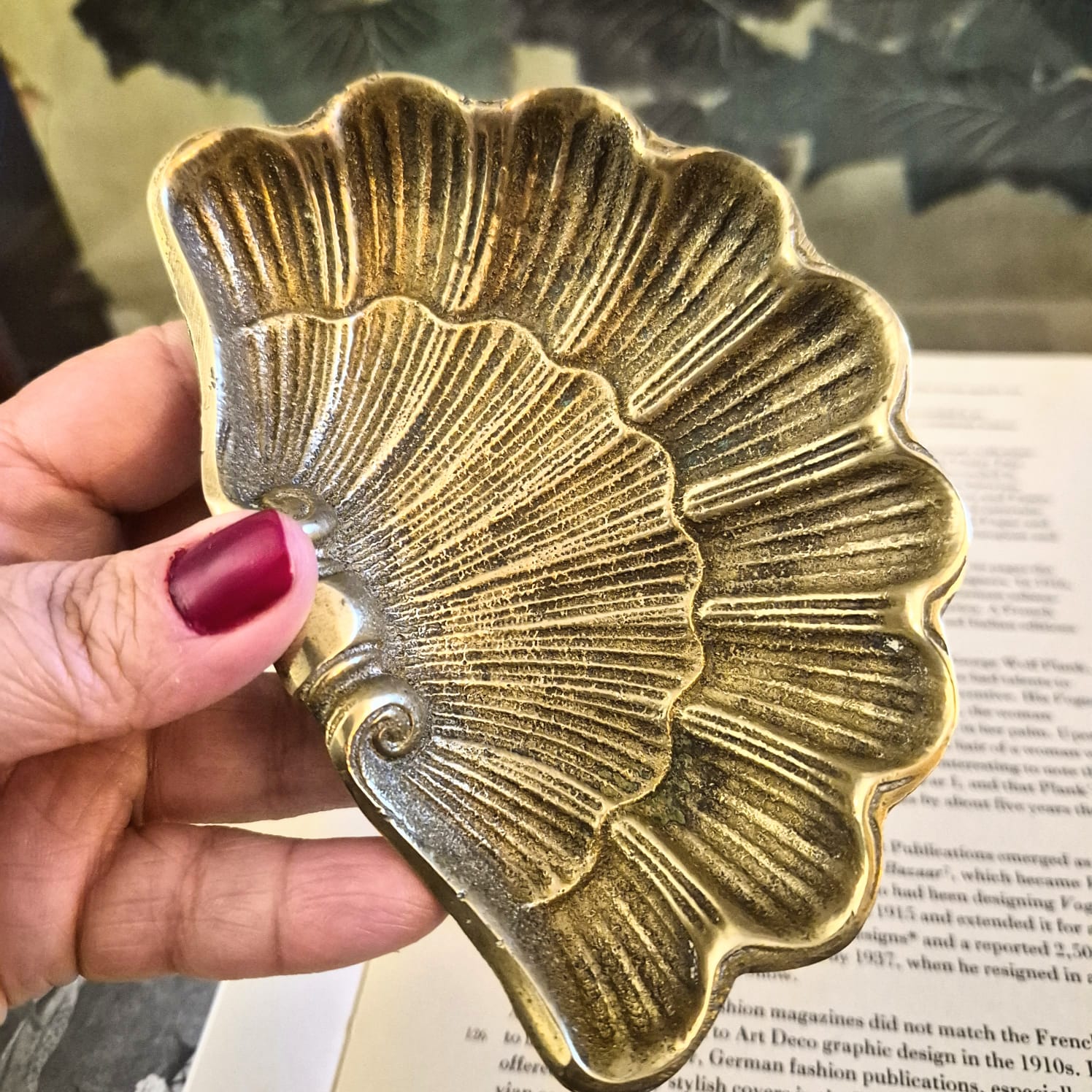 Saboneteira (porta cartões, pinga joias) linda em bronze maciço com lindo puttino segurando uma concha. Maravilhosa.