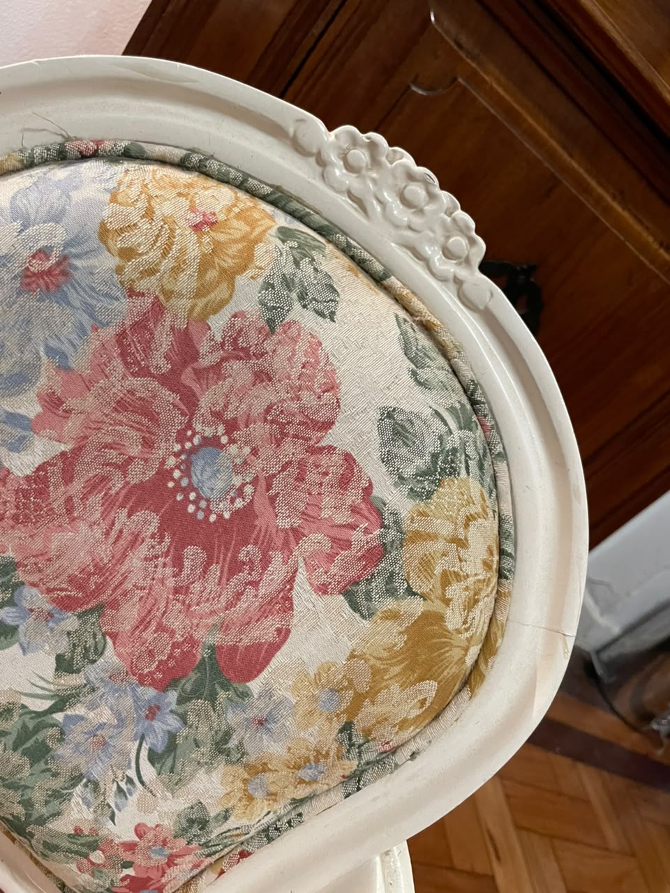 Cadeira de bonecas / infantil Luís XV com tecido floral laqueada em branco 