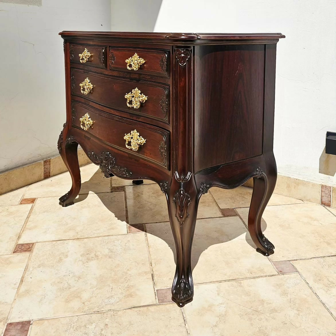 Antiga cômoda Dom José, jacarandá maciço, puxadores em bronze e selo original.