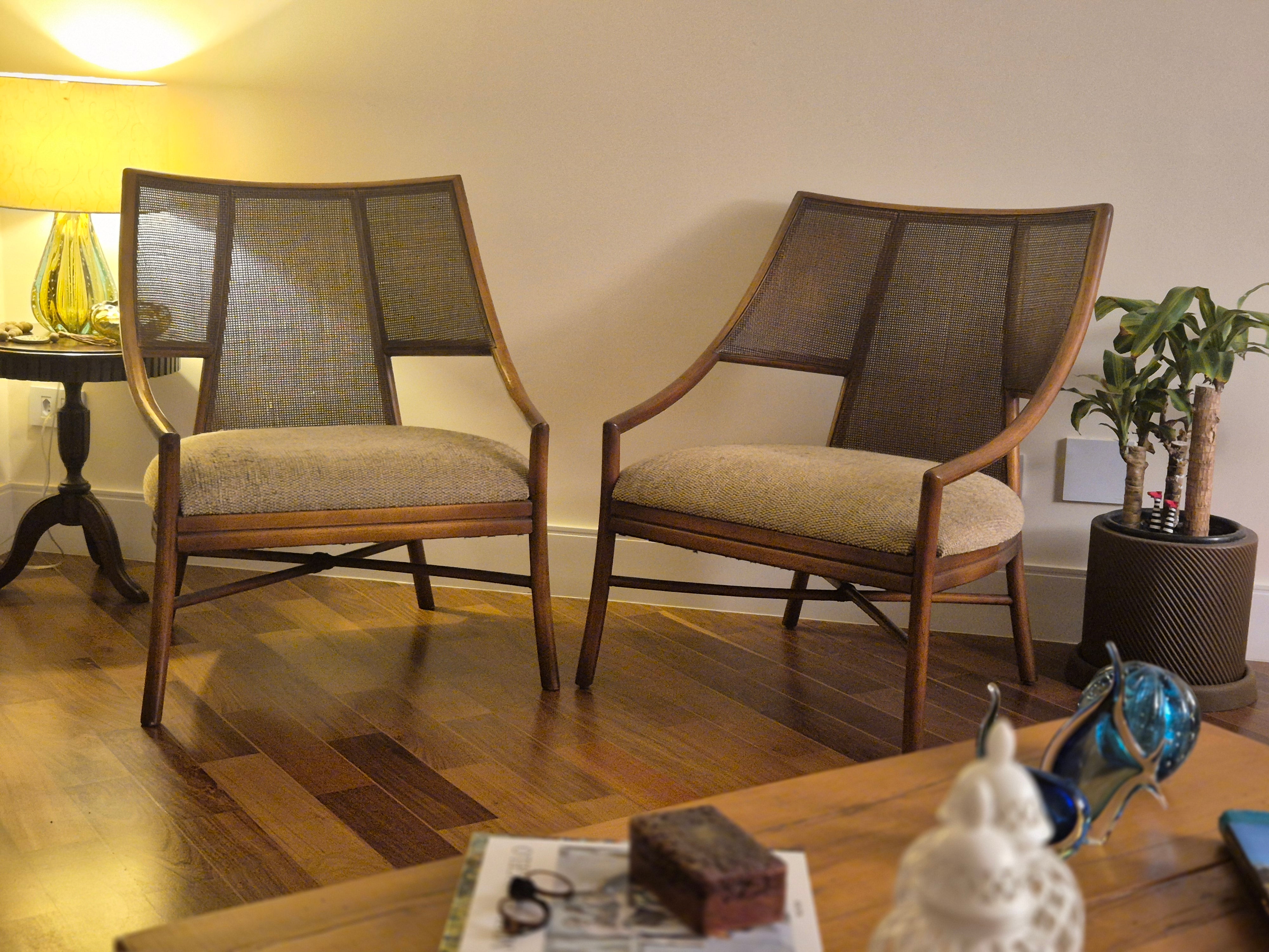 Par de poltronas com braço em madeira, palhinha estofado neutro no assento - anos 70