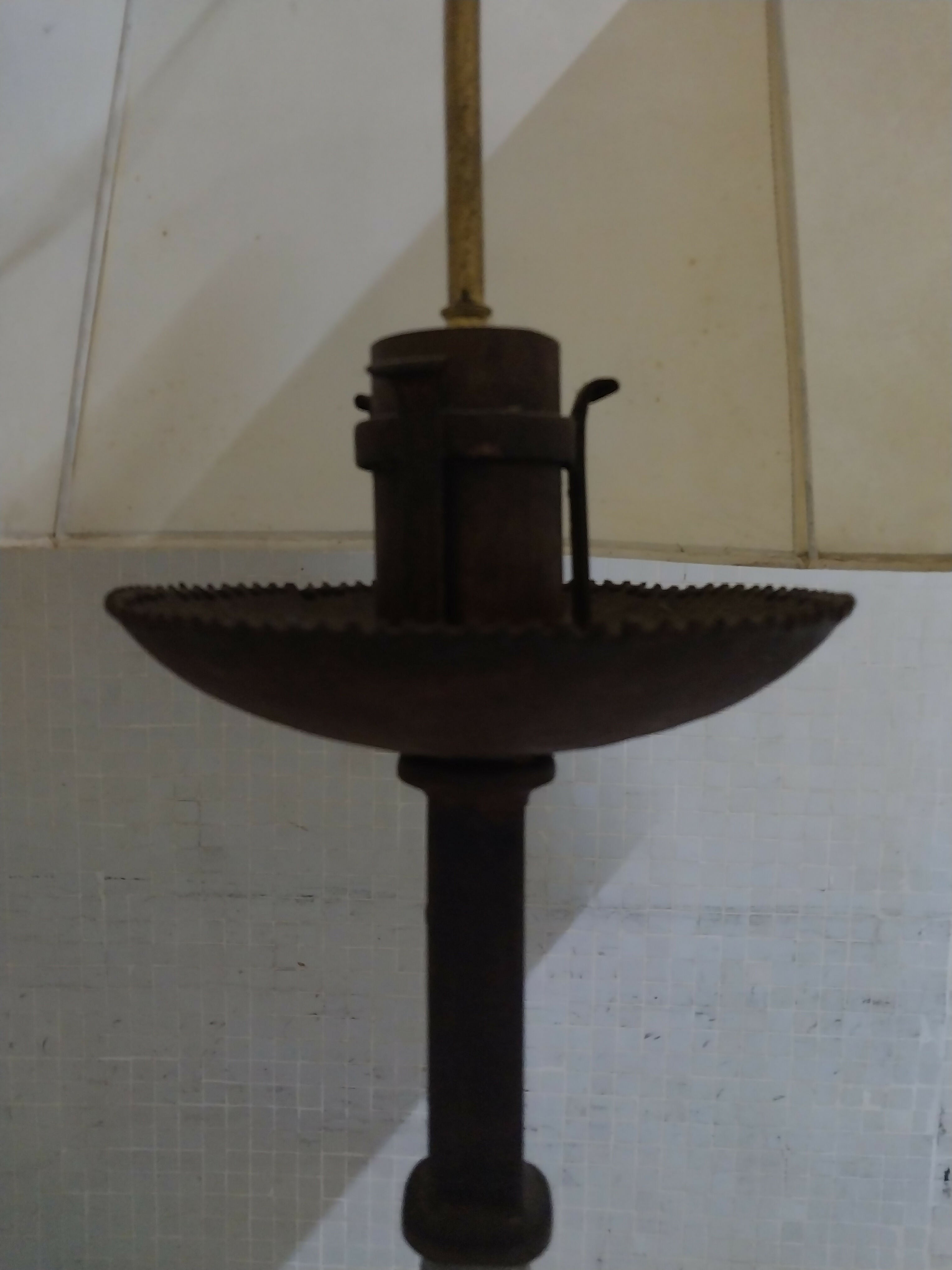 Luminária de chão Estilo Inglês Em Ferro Forjado e Cúpula em Pergaminho