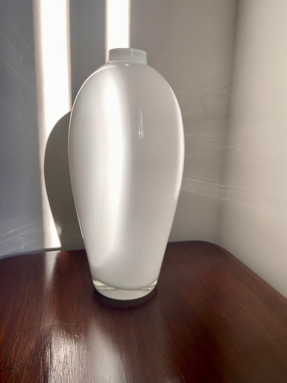 Vaso italiano IVV em vidro leitoso — 27 cm (DMCPS_265)