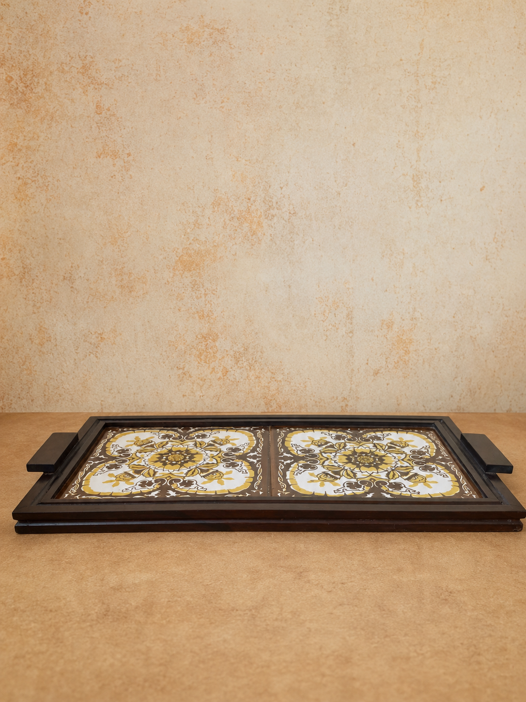 Bandeja Retangular em madeira escura e azulejos com padronagem marrom e amarelo (DMCPS_326)