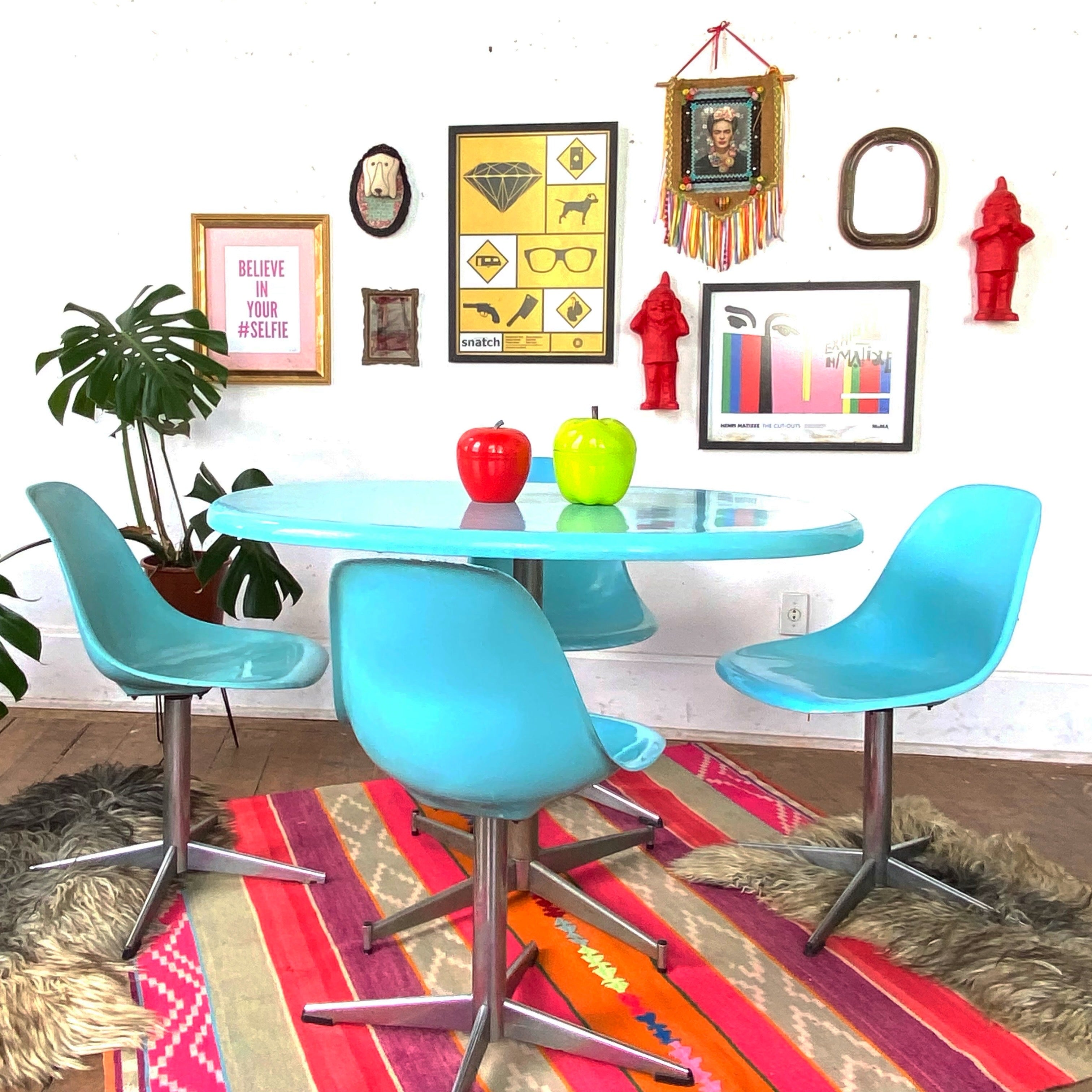 Conjunto em fibra azul anos 70 (mesa + 4 cadeiras) 