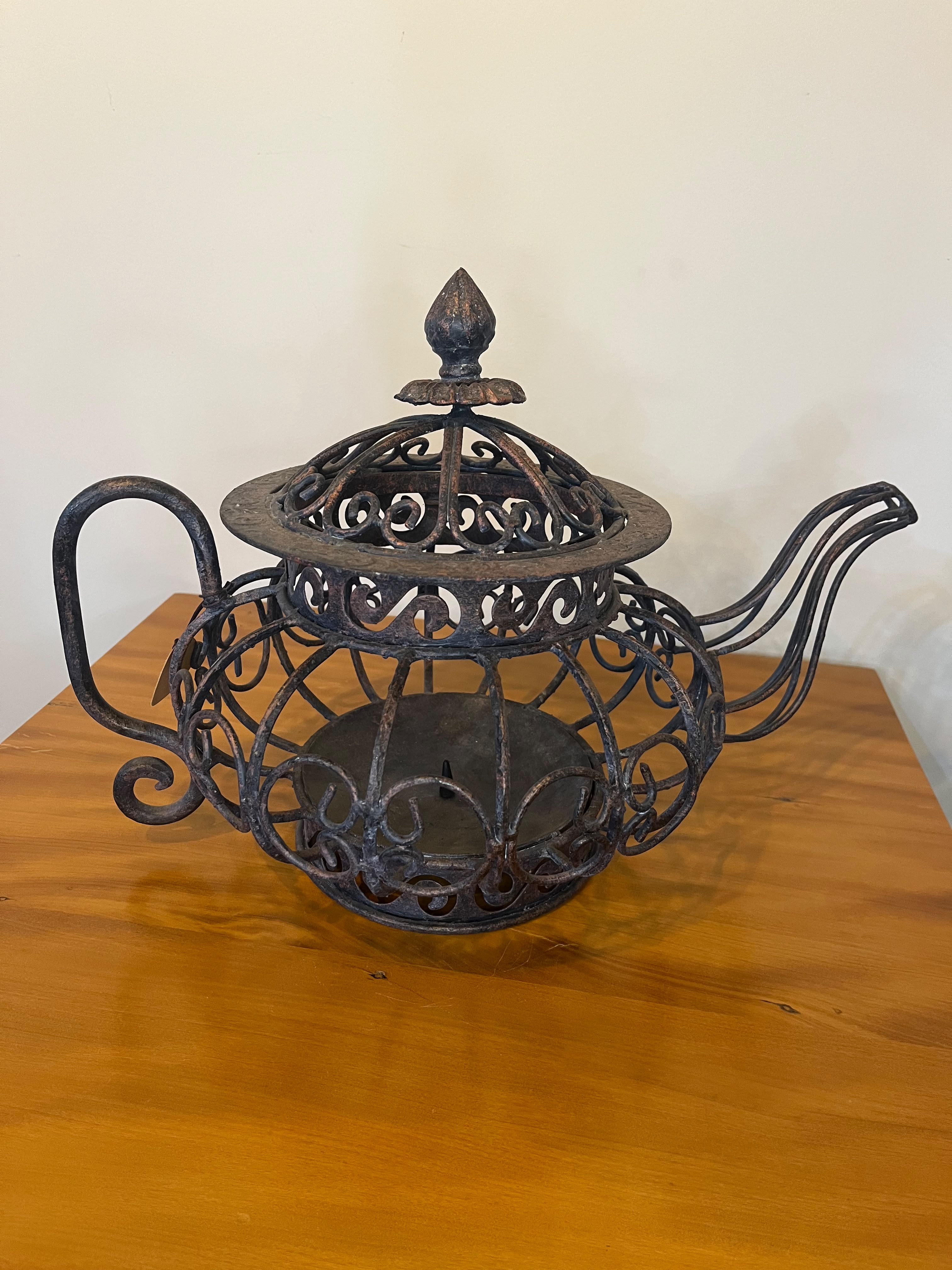 Bule Decorativo em Ferro Trabalhado