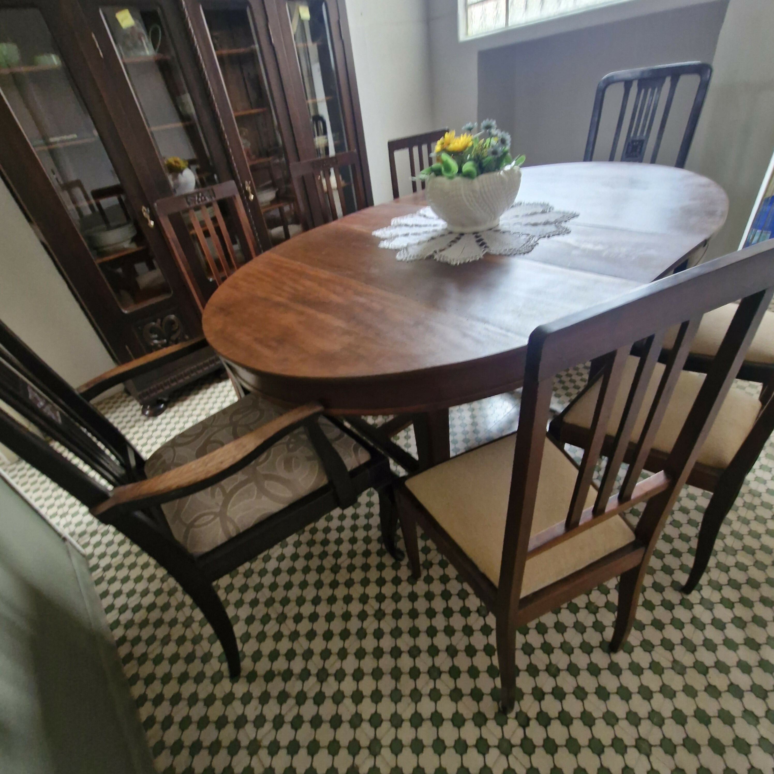 Jogo de Jantar Art Deco com mesa oval e 8 cadeiras