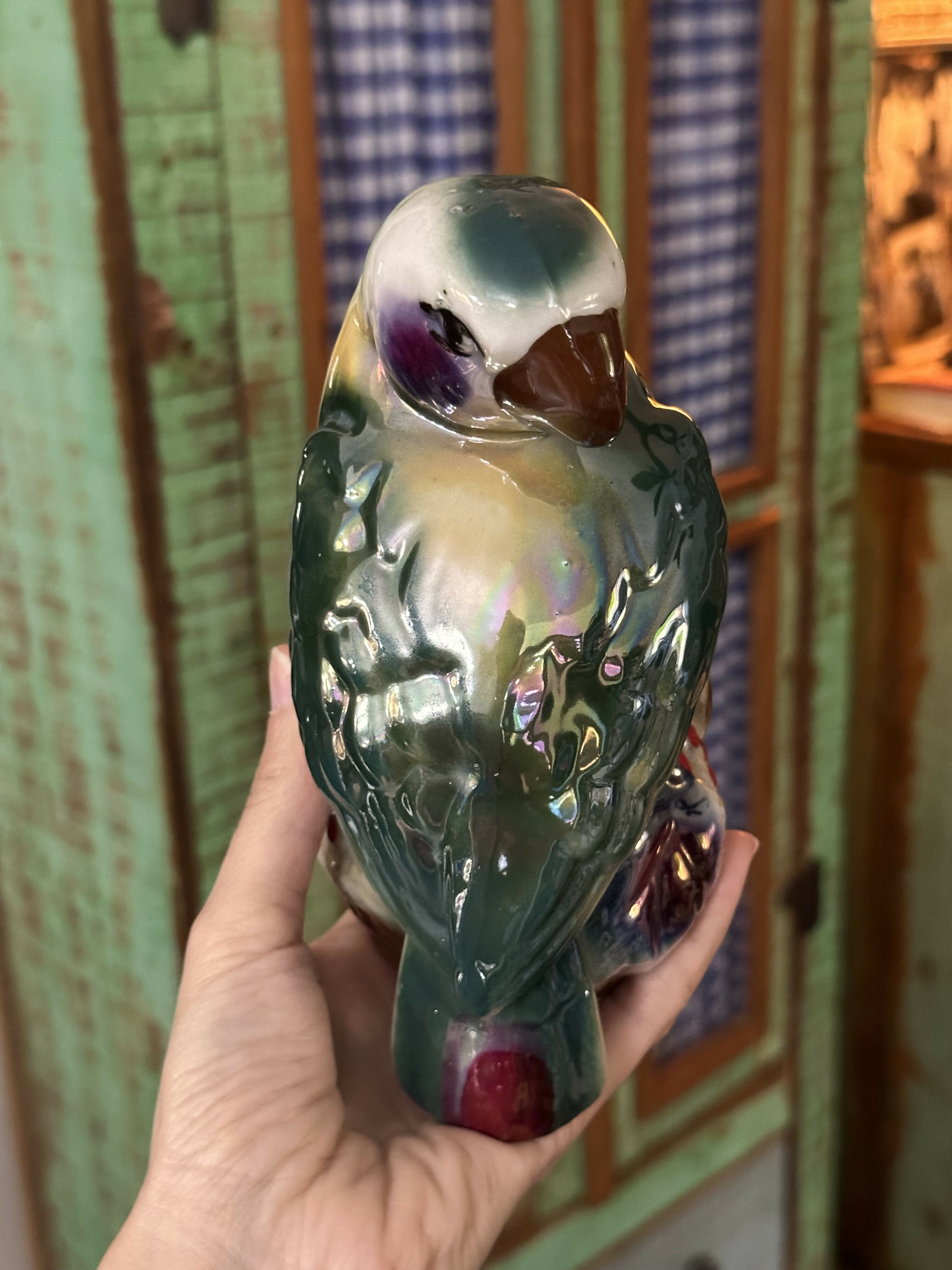 Estatueta antiga de porcelana vitrificada de papagaio