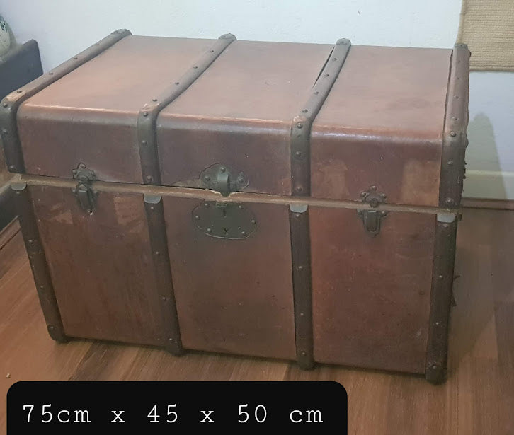 Antigo Baú de Viagem forrado em couro com guarnição de madeira 