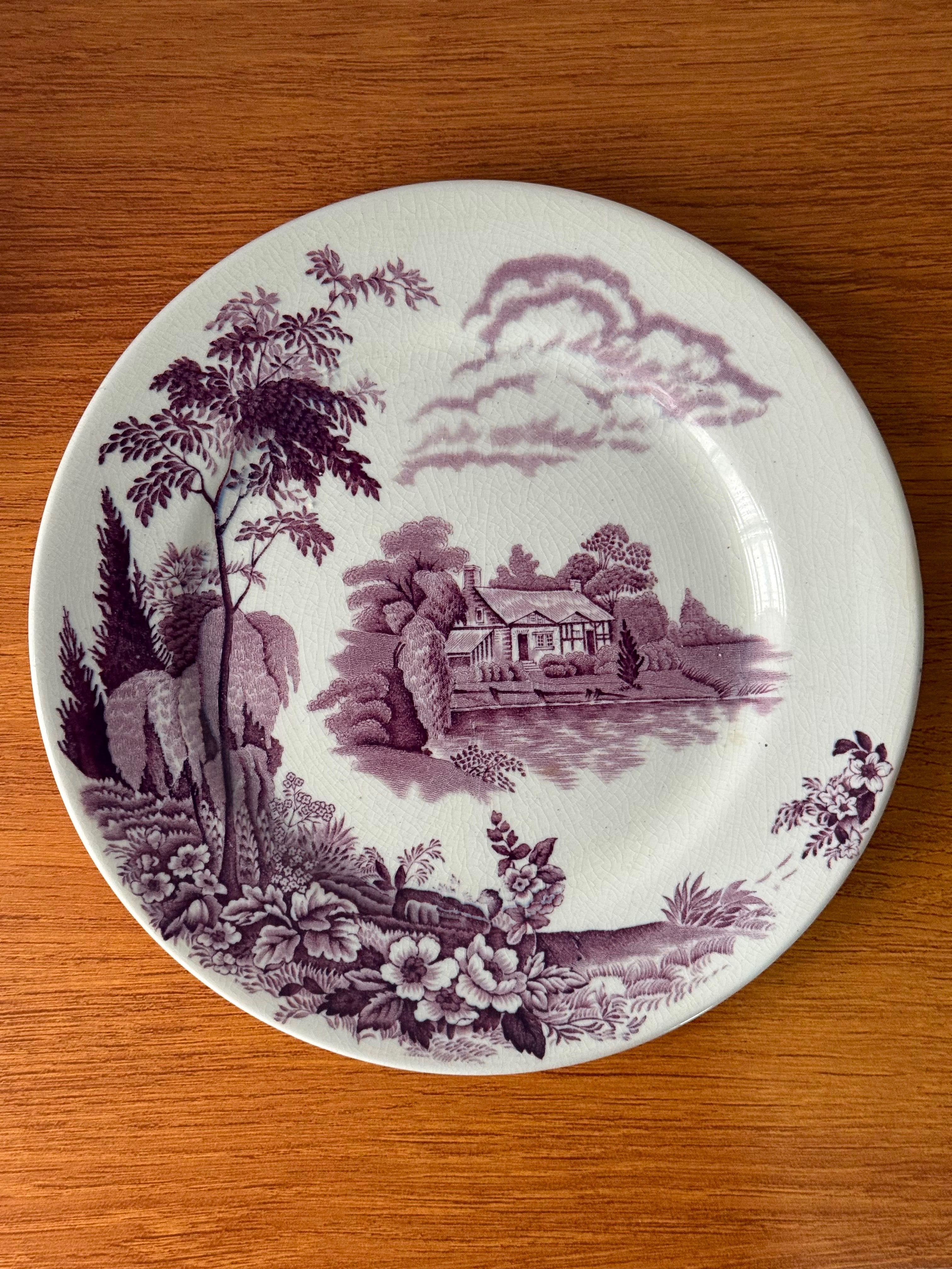 louça inglesa produzida em Staffordshire com ilustração em roxo 