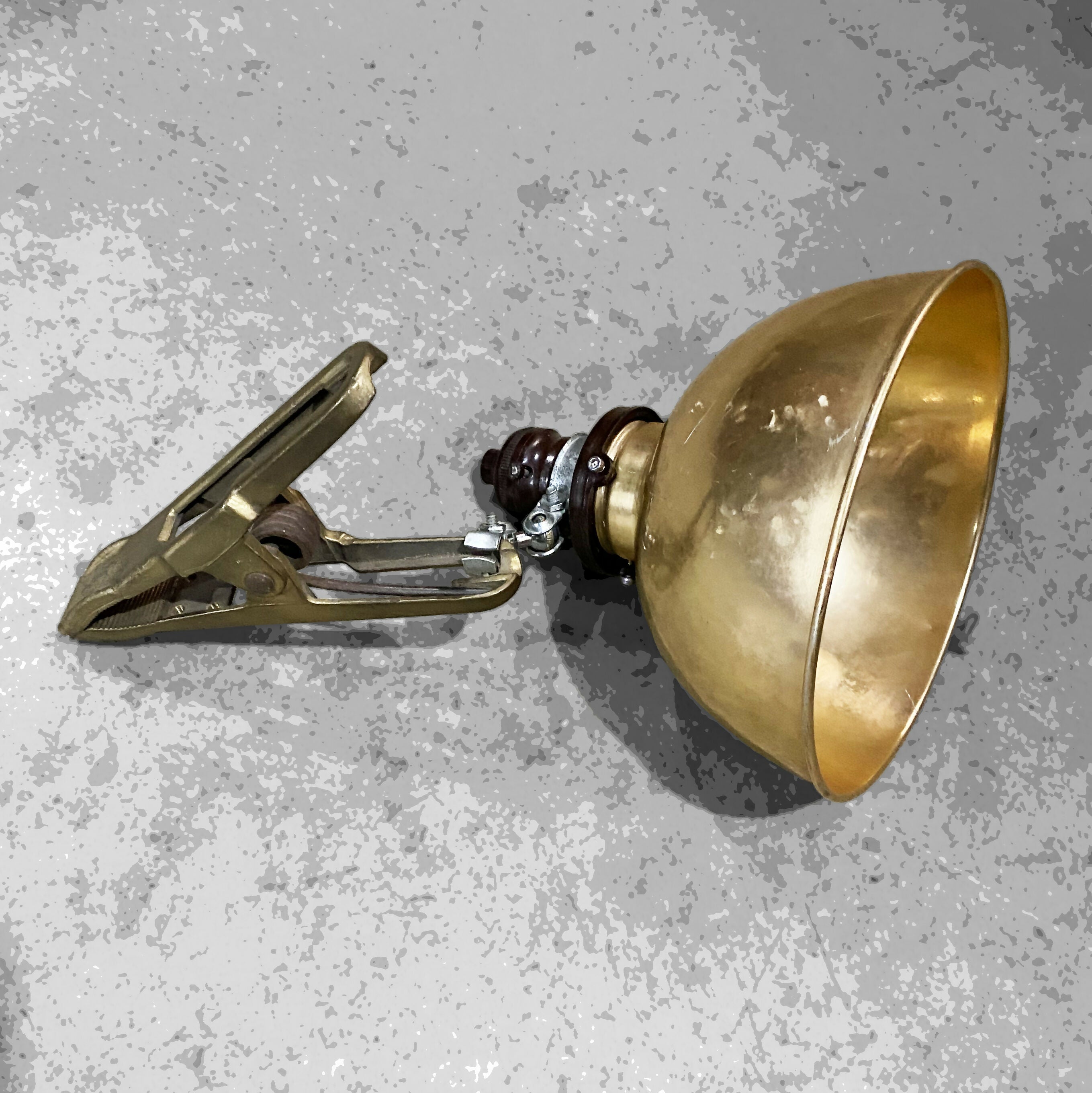 Luminária antiga com haste grampo