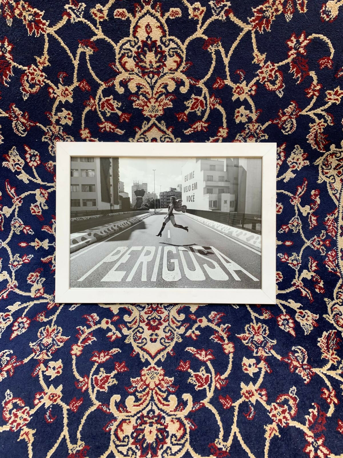 Fotografia Artística "Perigosa" — Marcelo Penna | Preto e Branco com Moldura