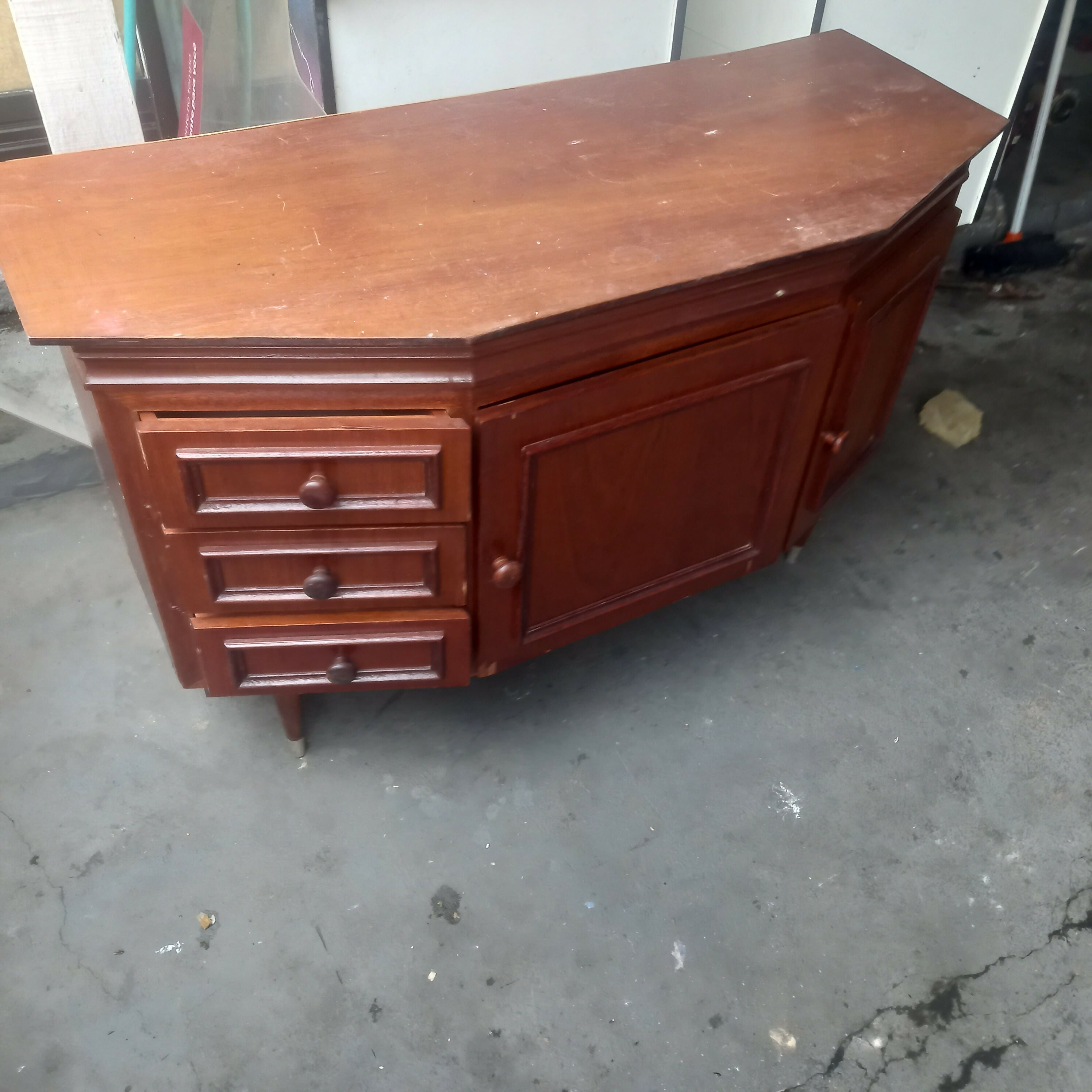 Aparador / Buffet de madeira com 2 portas e 3 gavetas