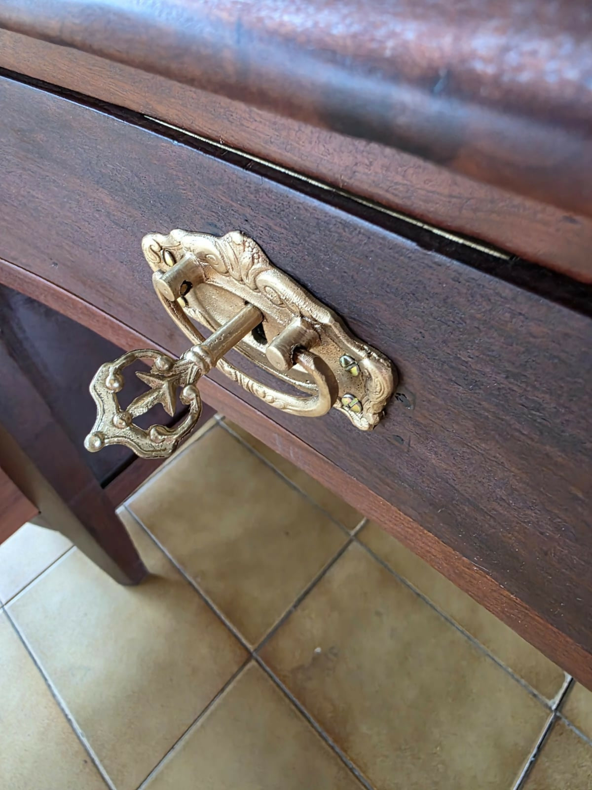 antiga escrivaninha rim, com puxadores em bronze e couro no tampo