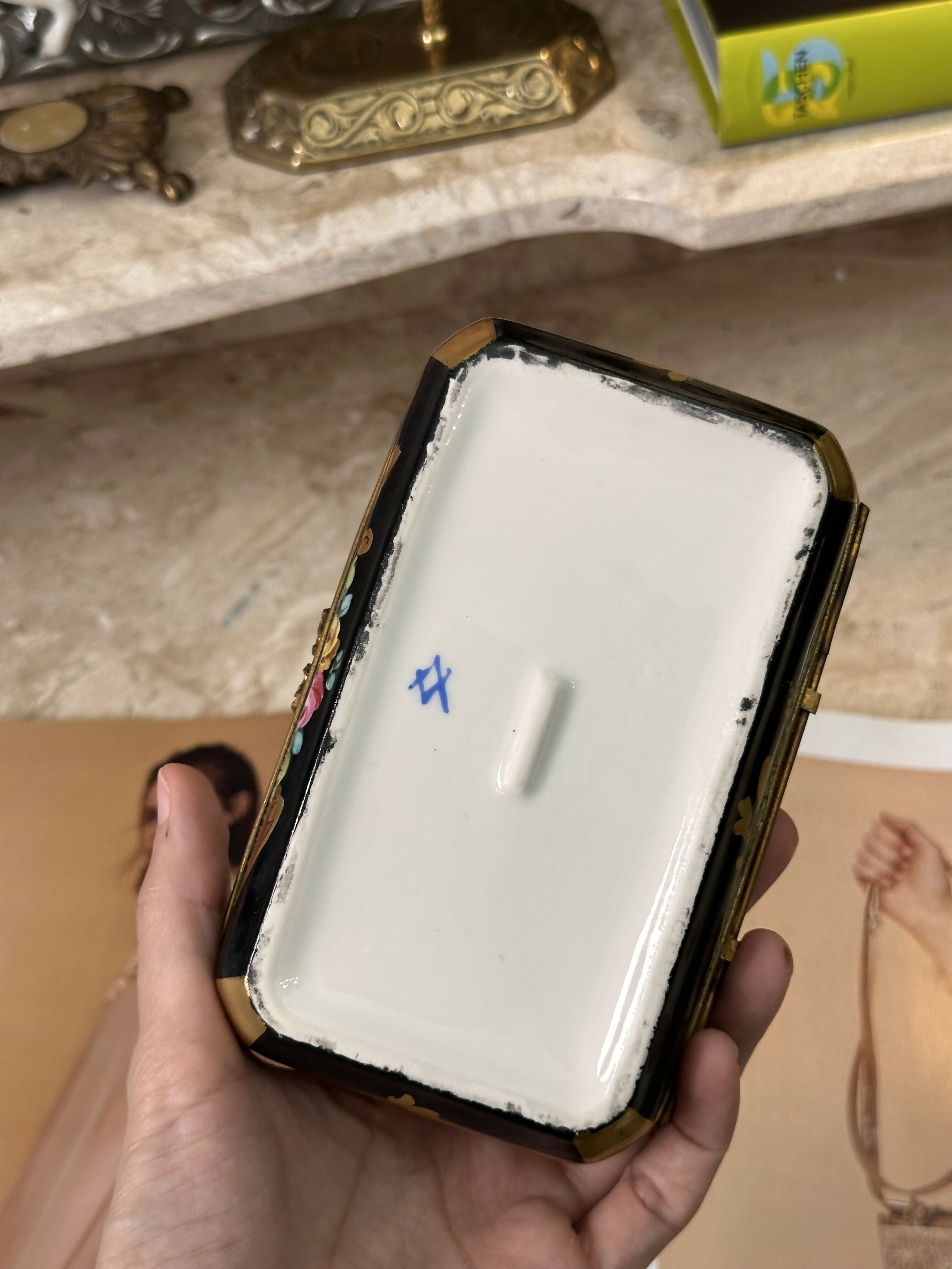 Espetáculo e maravilhosa antiga caixa porta-joias de porcelana francesa toda pintada à mão com flores delicadas