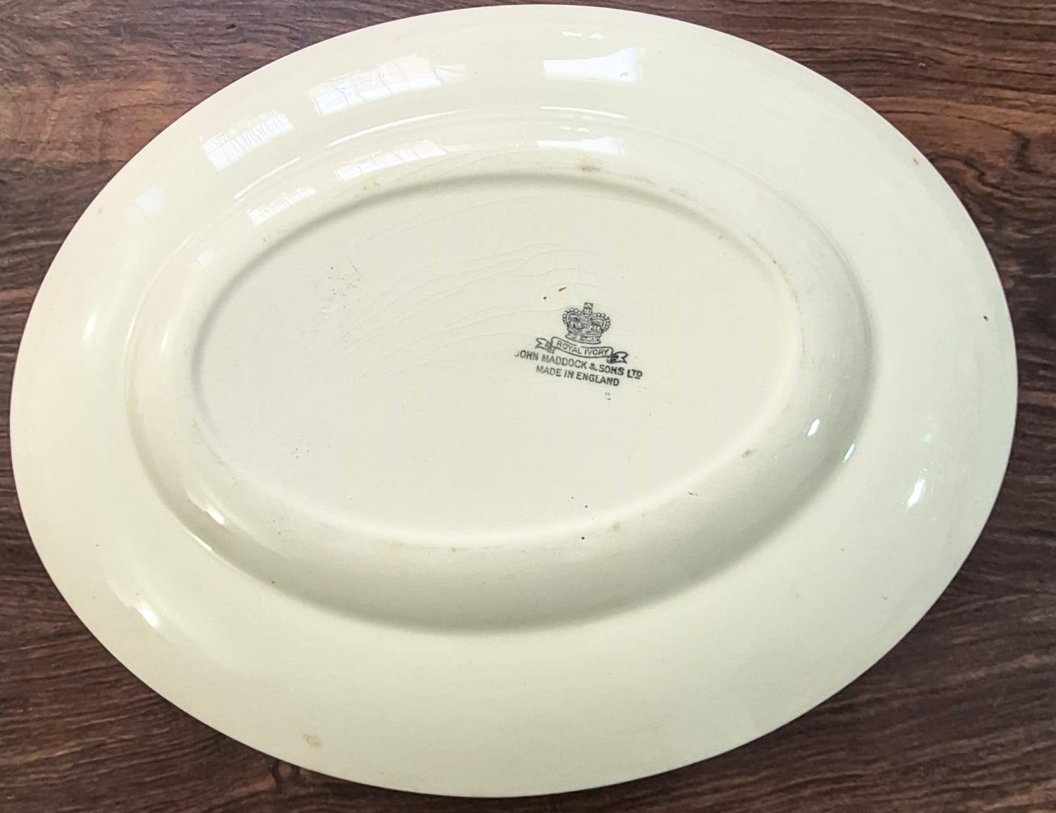  Travessa oval antiga,  anos 20/30, em faiança inglesa John Maddock &amp; Sons - Burslem - Staffordshire,  linha Royal Ivory.