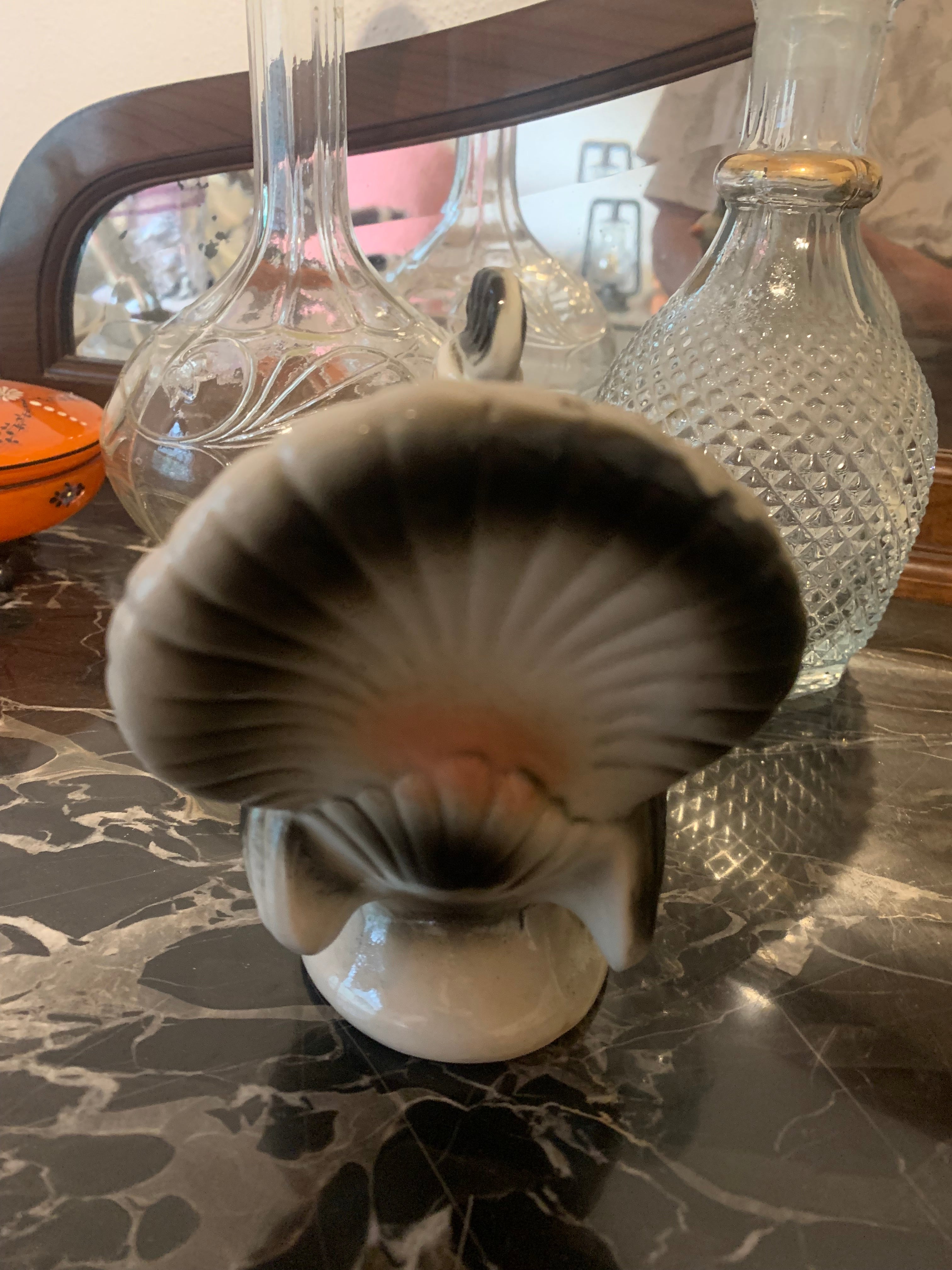 Diferente estatueta bibelot em porcelana Pavão