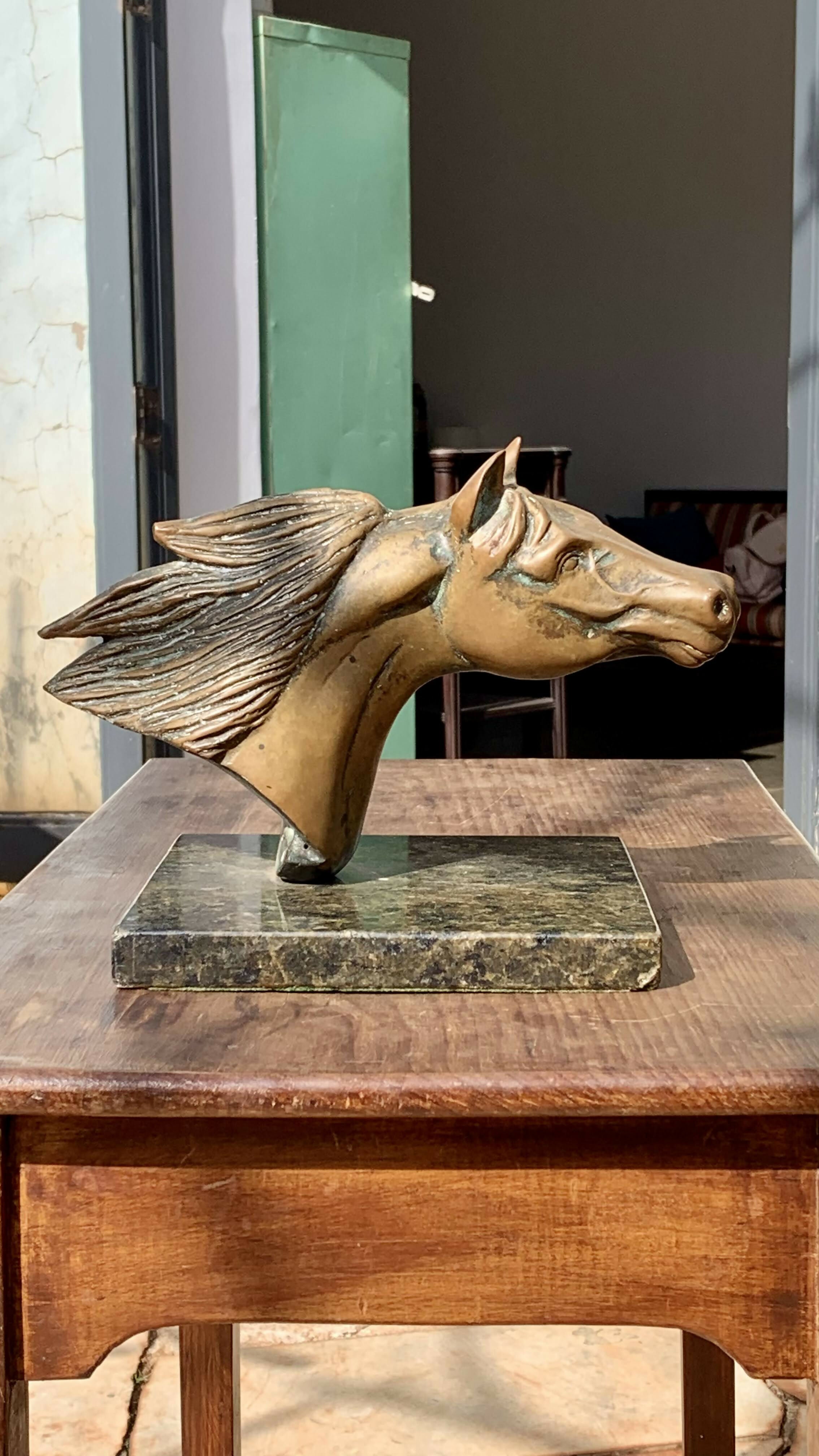 Escultura Cavalo em bronze com base em mármore
