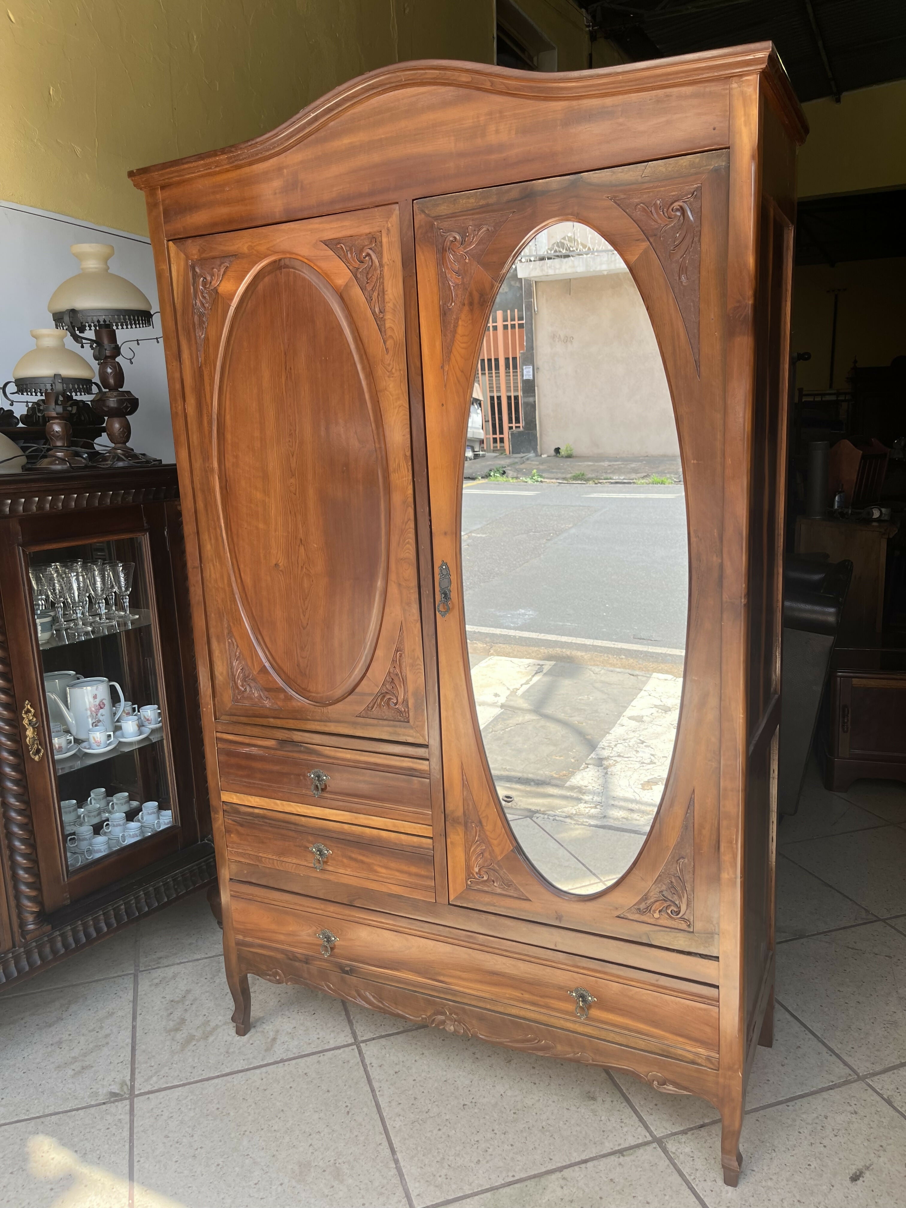 LINDÍSSIMO GUARDA ROUPAS EM PERFEITO ESTADO