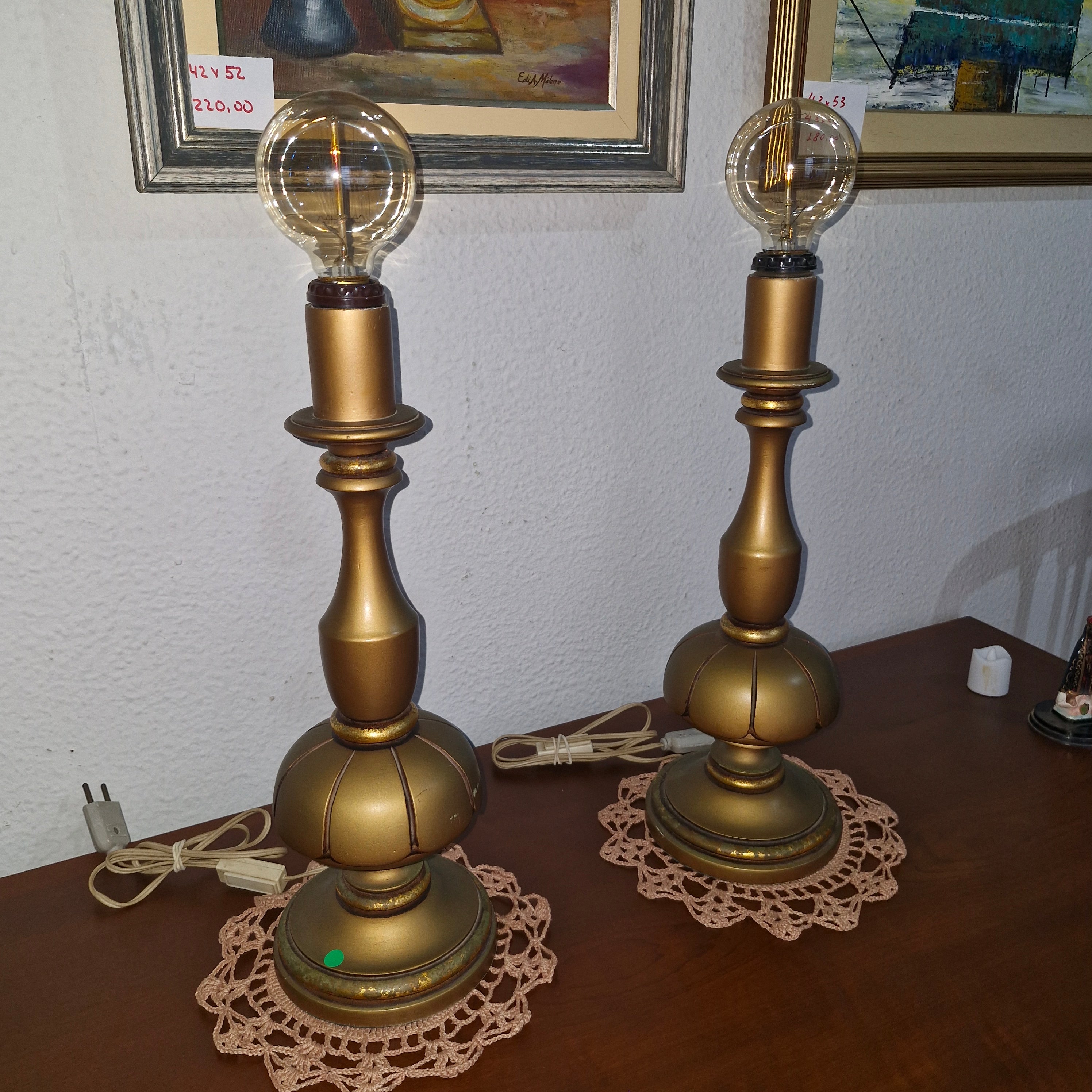 Par de Abajures Toucheiros em madeira com acabamento ouro velho 