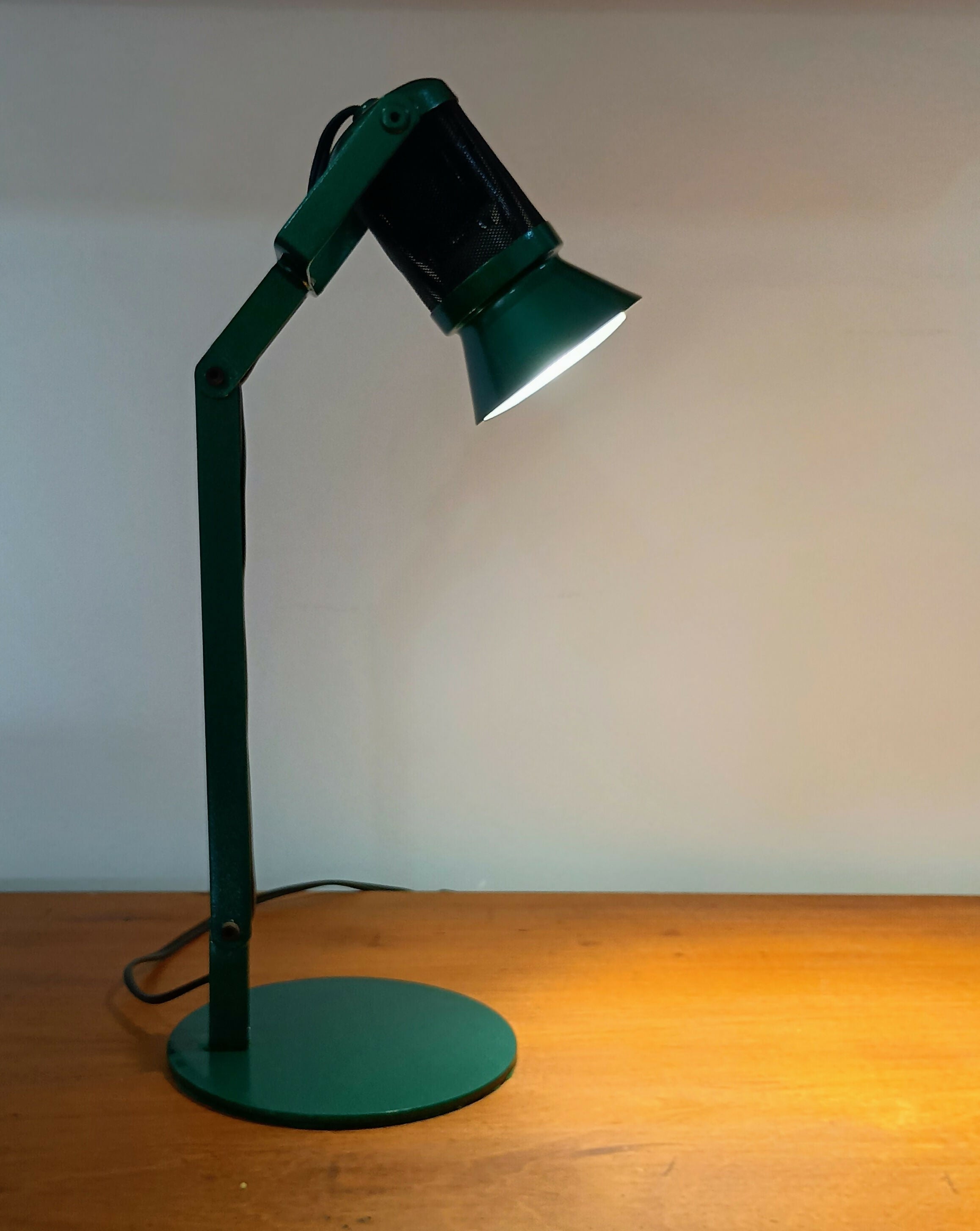 Antiga luminária de mesa articulada