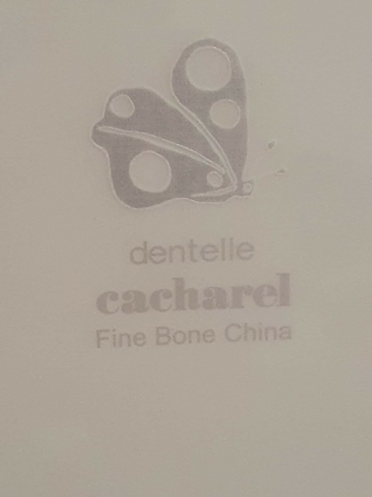 Maravilhoso prato de bolo em porcelana modelo Dantelle da Cacharel. Na caixa. Impecável!